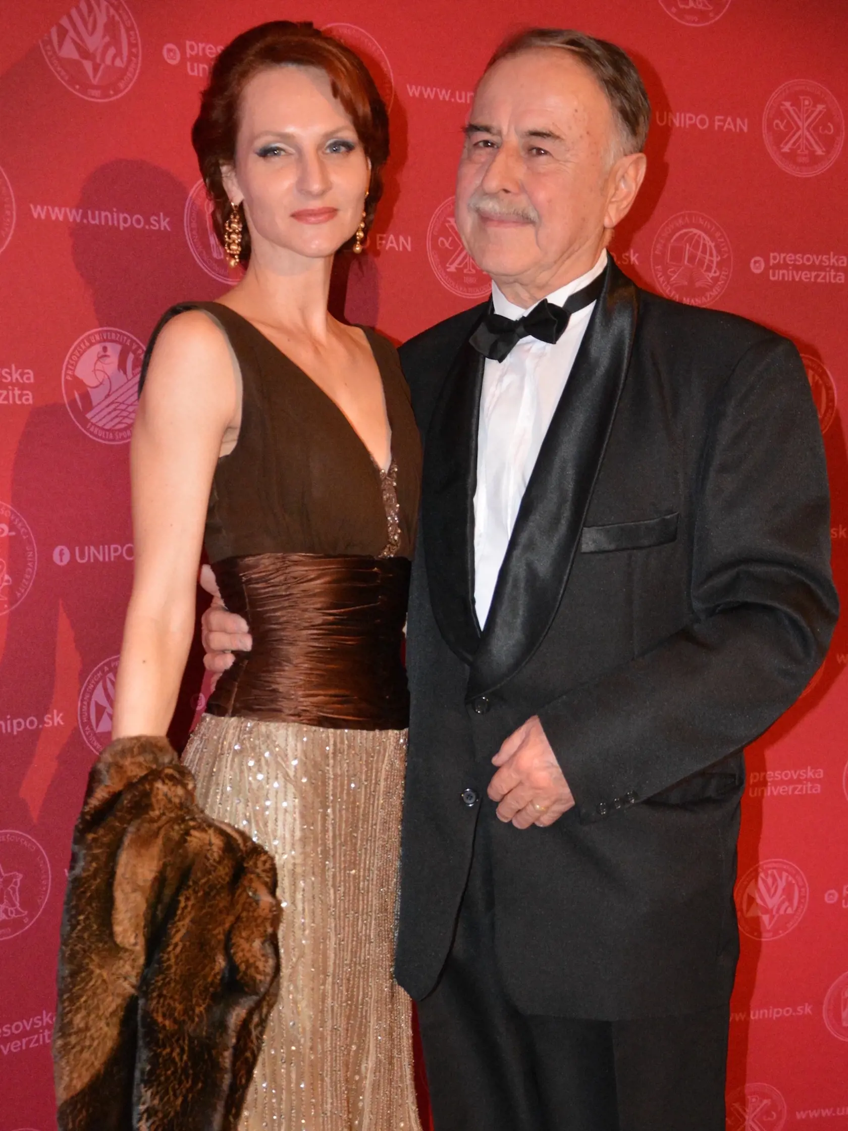 Manželia Janka (42) a Ladislav (67) Vaškovci pracujú na Lekárskej fakulte Univerzity Pavla Jozefa Šafárika v Košiciach. Janka sa rozhodovala medzi dvomi outfitmi, nakoniec zvíťazila kombinácie hnedej a béžovej. "Mám veľmi rada retro módu," prezradila. 