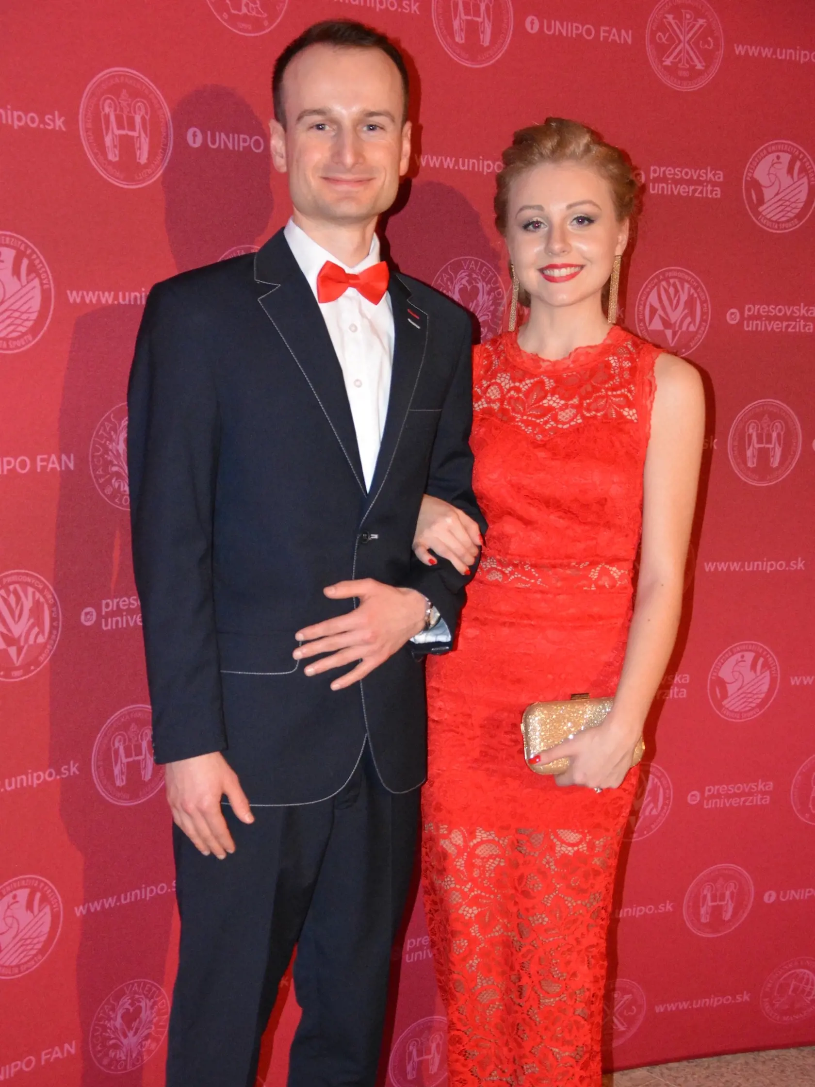 Barbora Bačíková (23) študuje učiteľstvo dejepisu a slovenčiny, preferuje elegantnejšiu módu, ale nebráni sa ani extravagantnejším kúskom. "Myslím si, že by mala vyjadrovať moju náladu a preto sa s módou rada hrám," povedala. Partnera jej robil Peter Krajcer (27) študuje učiteľstvo dejepisu a občianskej výchovy. 