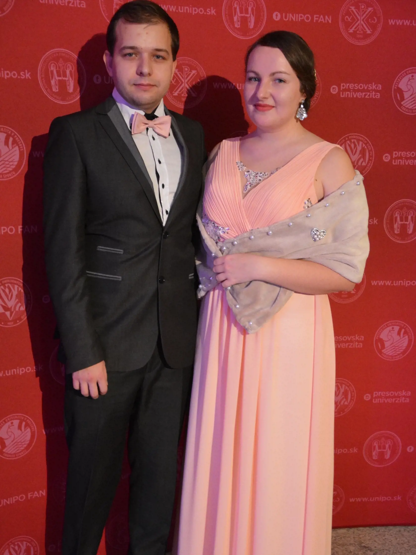 Andrea Avuková (24) zo Sniny študuje vedeckú biológiu, na ples sa vychystala rýchlo, šaty si vyhliadla v butiku v meste. Martin Ilčisko (22) má s univerzitou spoločnú iba frajerku. 