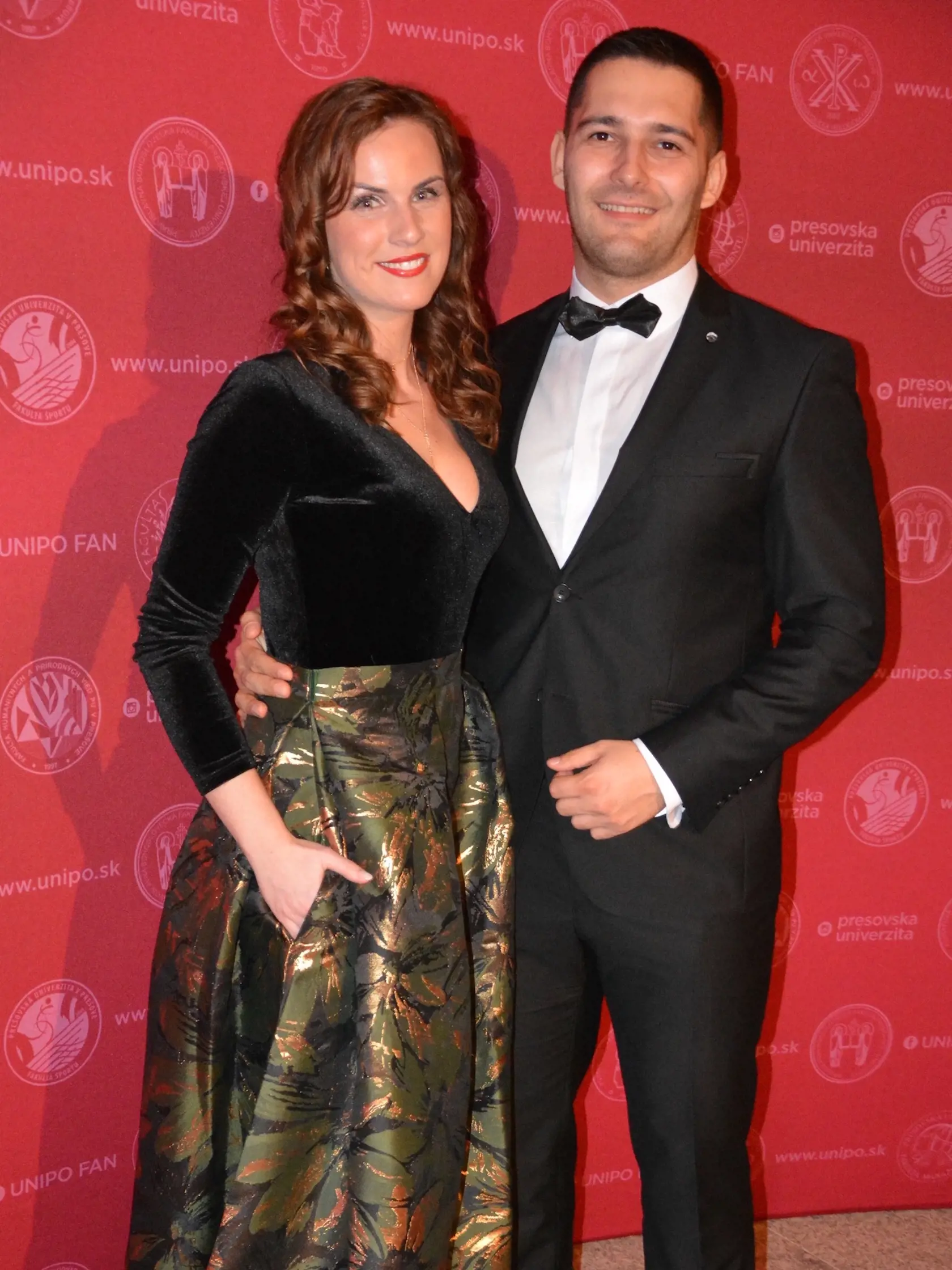 Soňa Obcovičová (28) pracuje ako zdravotná sestra v zubnej ambulancii, na ples si dala ušiť krásnu suknu, má rada elegantnú módu. Jej partner Matúš Žac (27) je doktorandom na Inštitúte politológie.