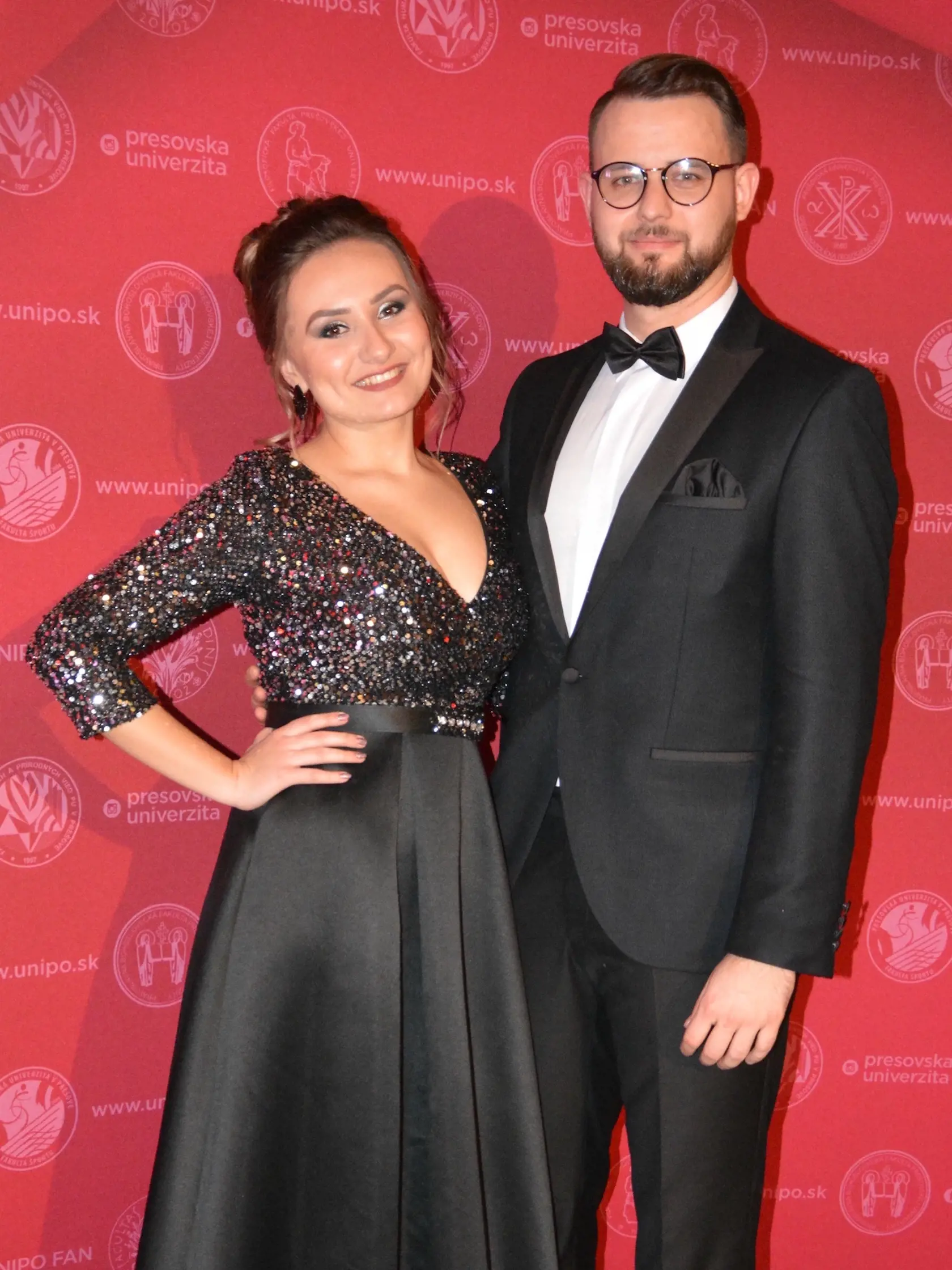 Simona Pavelková (25) študuje mediálne štúdiá, má rada spoločenské podujatia, kde sa žena može vyfintiť. Na ples sa vychystala za hodinu a pol, šaty si kúpila, keďže vie, že ich vynosí. Jej partner Peter Zubaľ (26) pracuje na oddelení marketingu univerzity. 