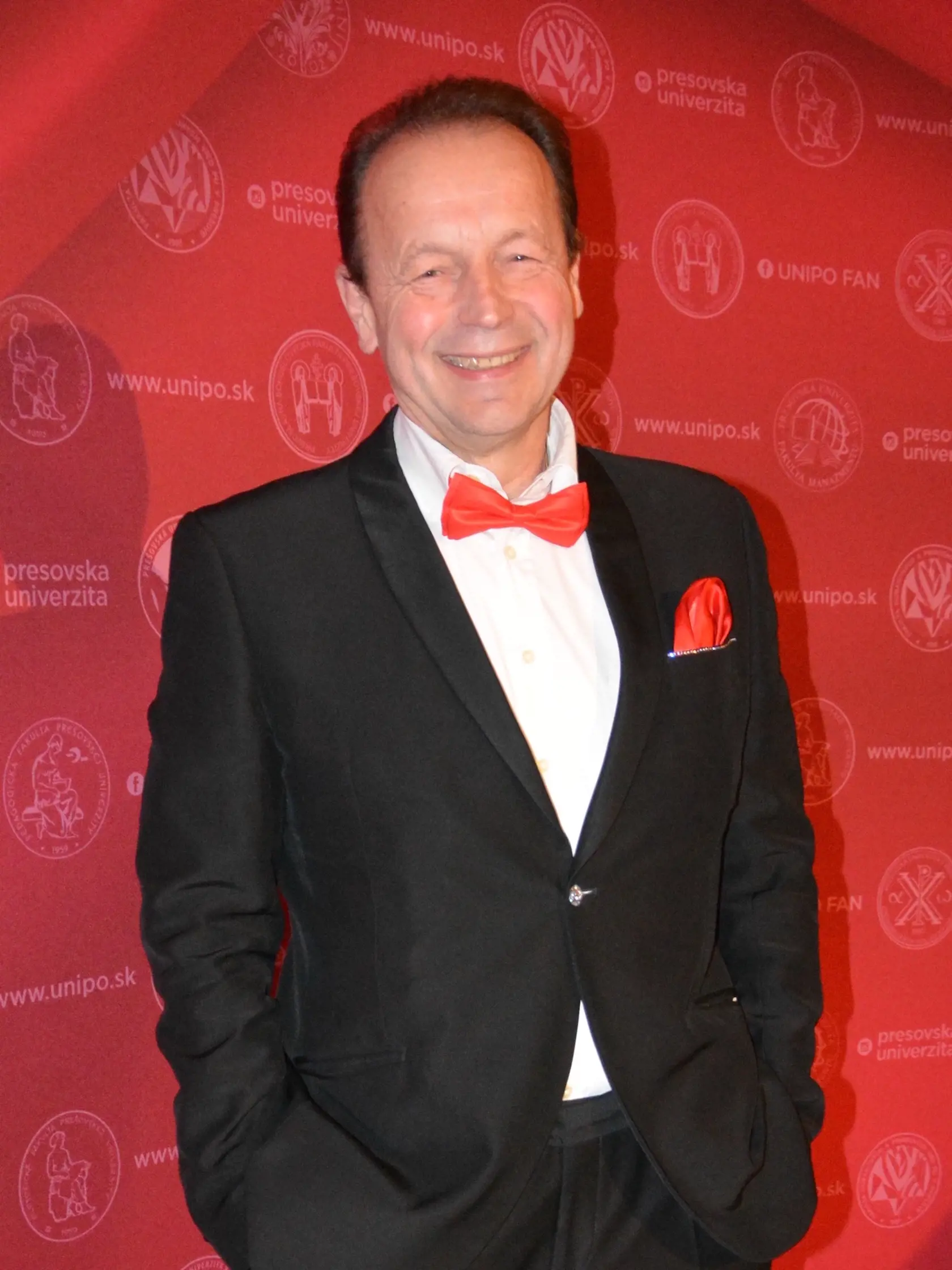 Exprimátor Pavel Hagyari  (60) prišiel na ples sám, známy zvodca žien je v súčasnosti bez partnerky. Verejnosť ho dobre pozná s červeným šálom okolo krku, na plese ho vymenil za červený motýlik. 