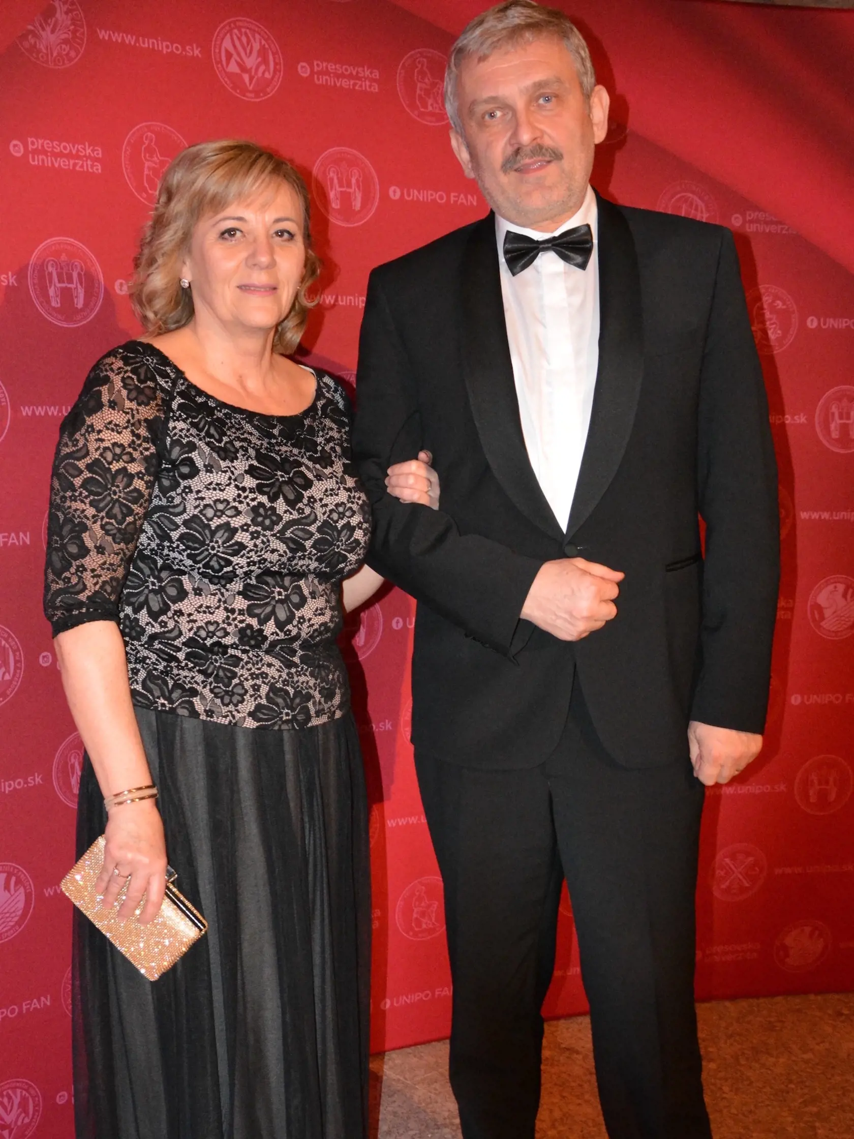 Ekonómovia Danka (55)  a Juraj (55) Hudáčovci, svachovci herca Michala Hudáka, majú náročné povolanie, preto sa chodia radi odreagovať. Na plese sa ako mladí spoznali, preto má pre nich výnimočné čaro. Danka má rada čipku a variabilné oblečenie, preto si zvolila sukňu a vrch, ktoré môže kombinovať a využiť pri iných príležitostiach. 