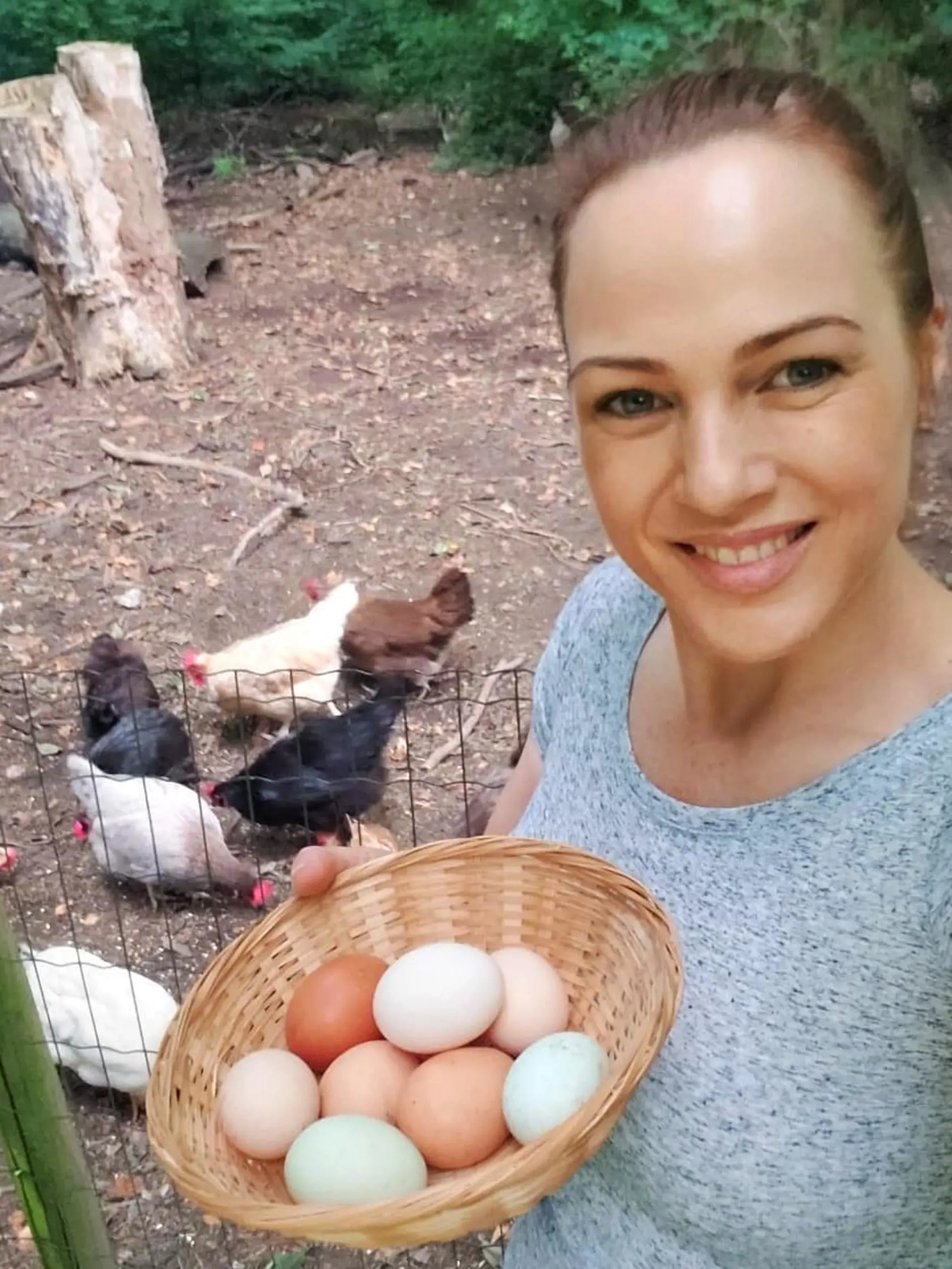 Adriana Poláková vo svojom kaštieli naplno pracuje. Nerobí jej problém postarať sa o sliepky, či opraviť fontánu.