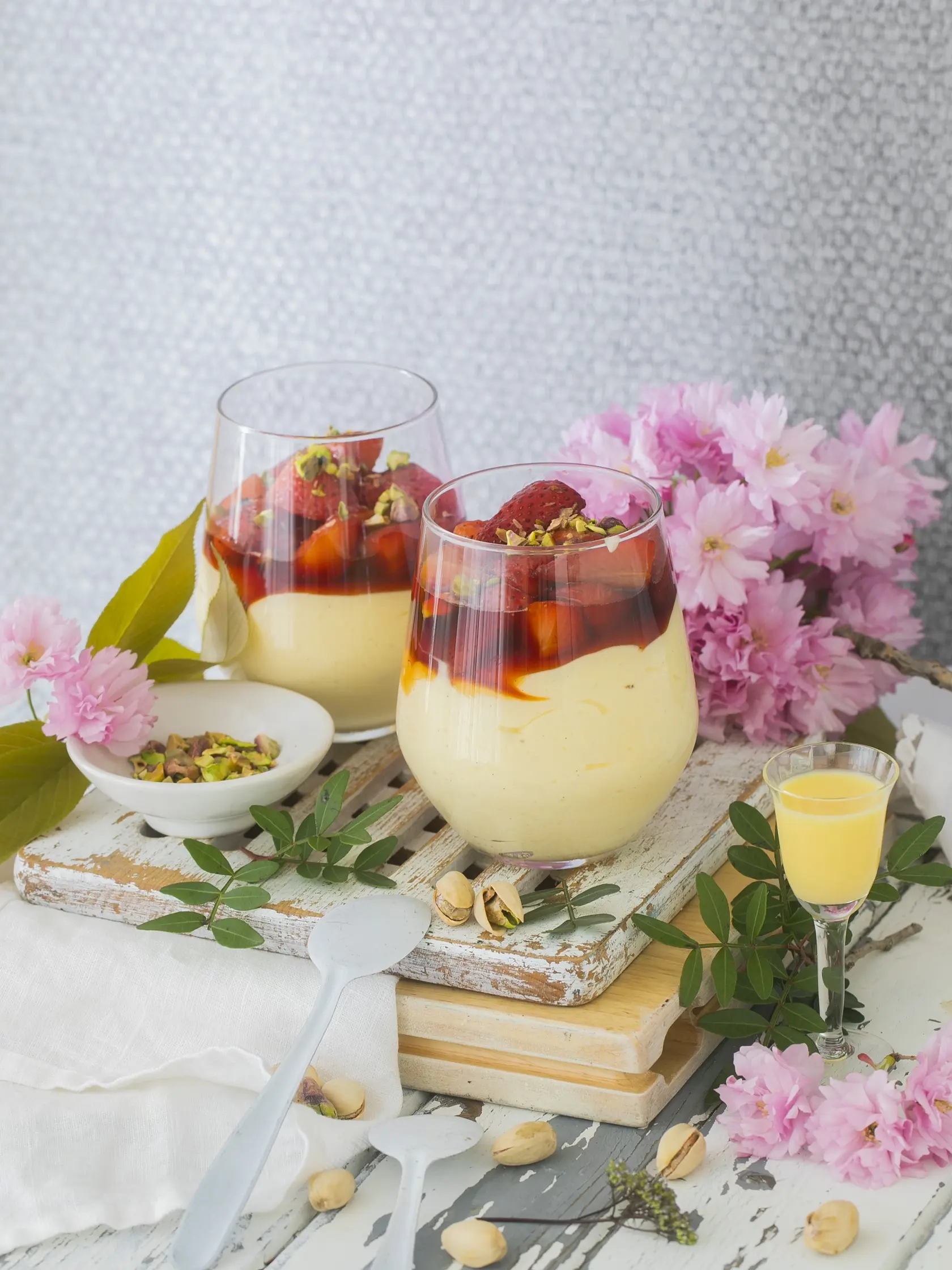 mousse s vaječným likérom s jahodami