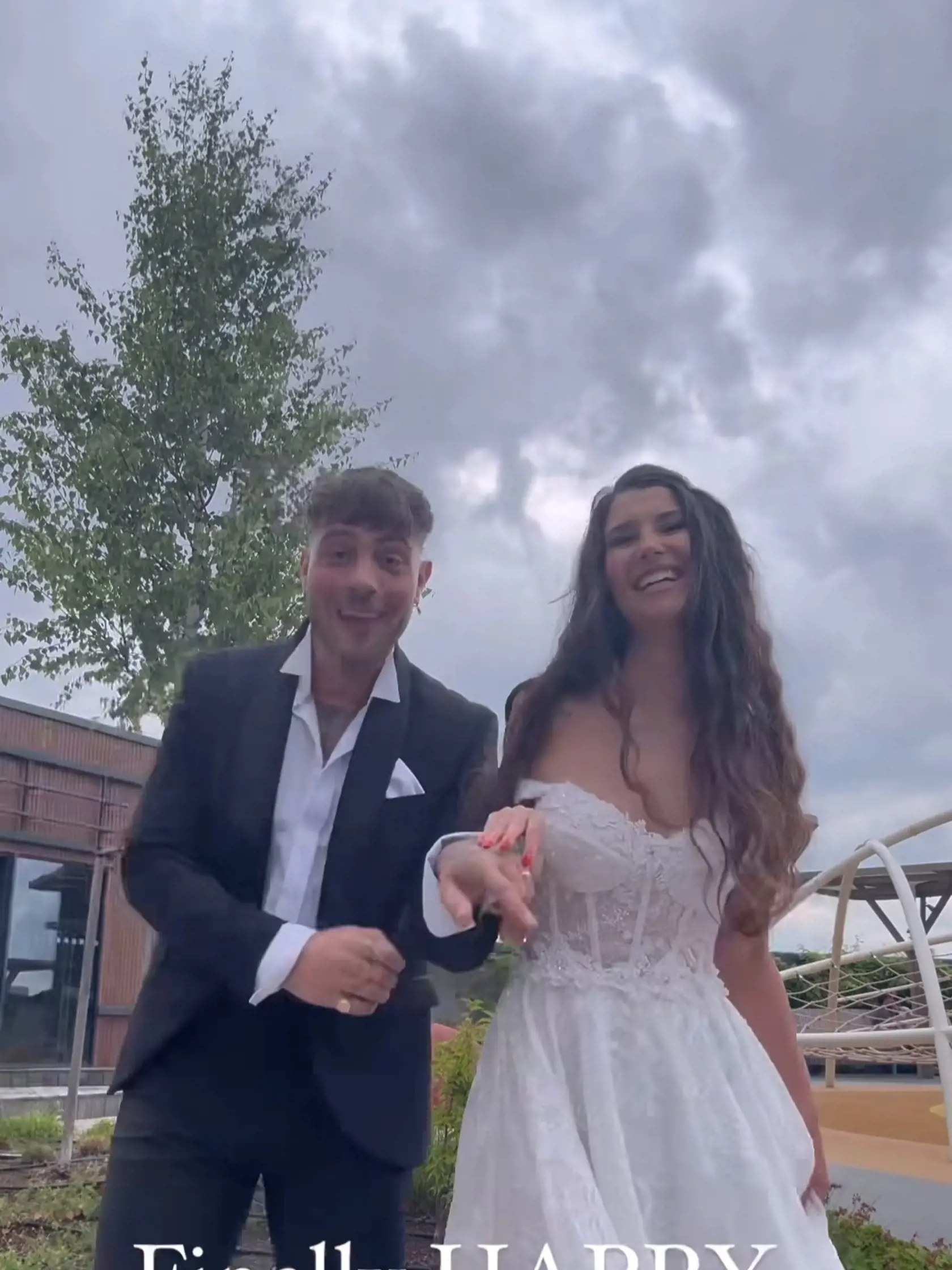 Jennifer po boku Tomyho žiari!