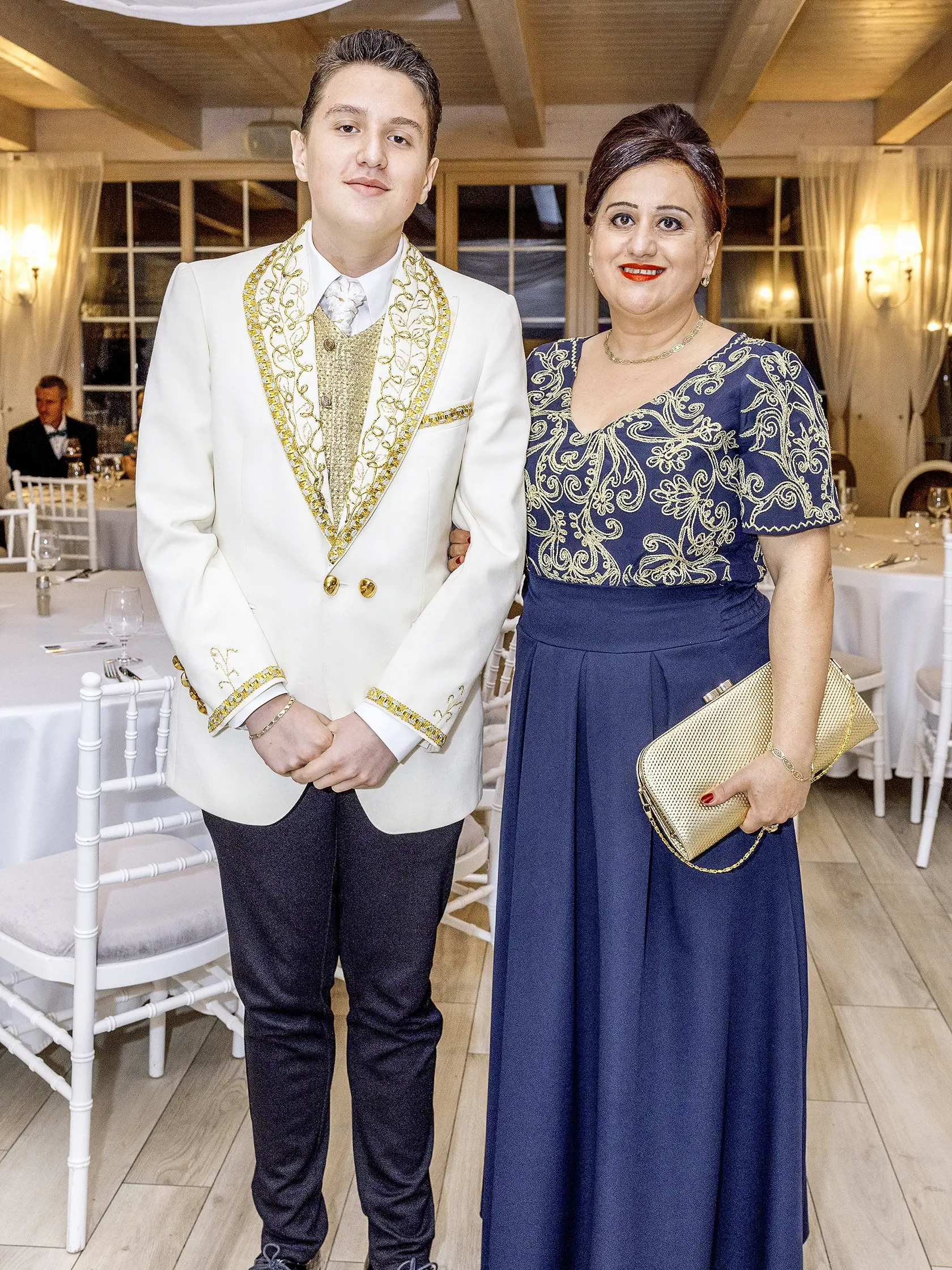 DEBUTANT
Kvetoslav si dal na ples ušiť zlatý oblek.