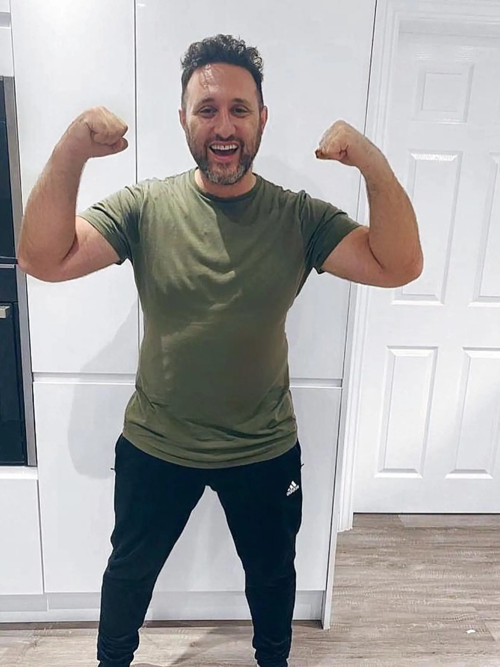 Antony Costa z kapely Blue mal kilá navyše. Rozhodol sa schudnúť a svoju premenu dokumentuje aj fanúšikom.