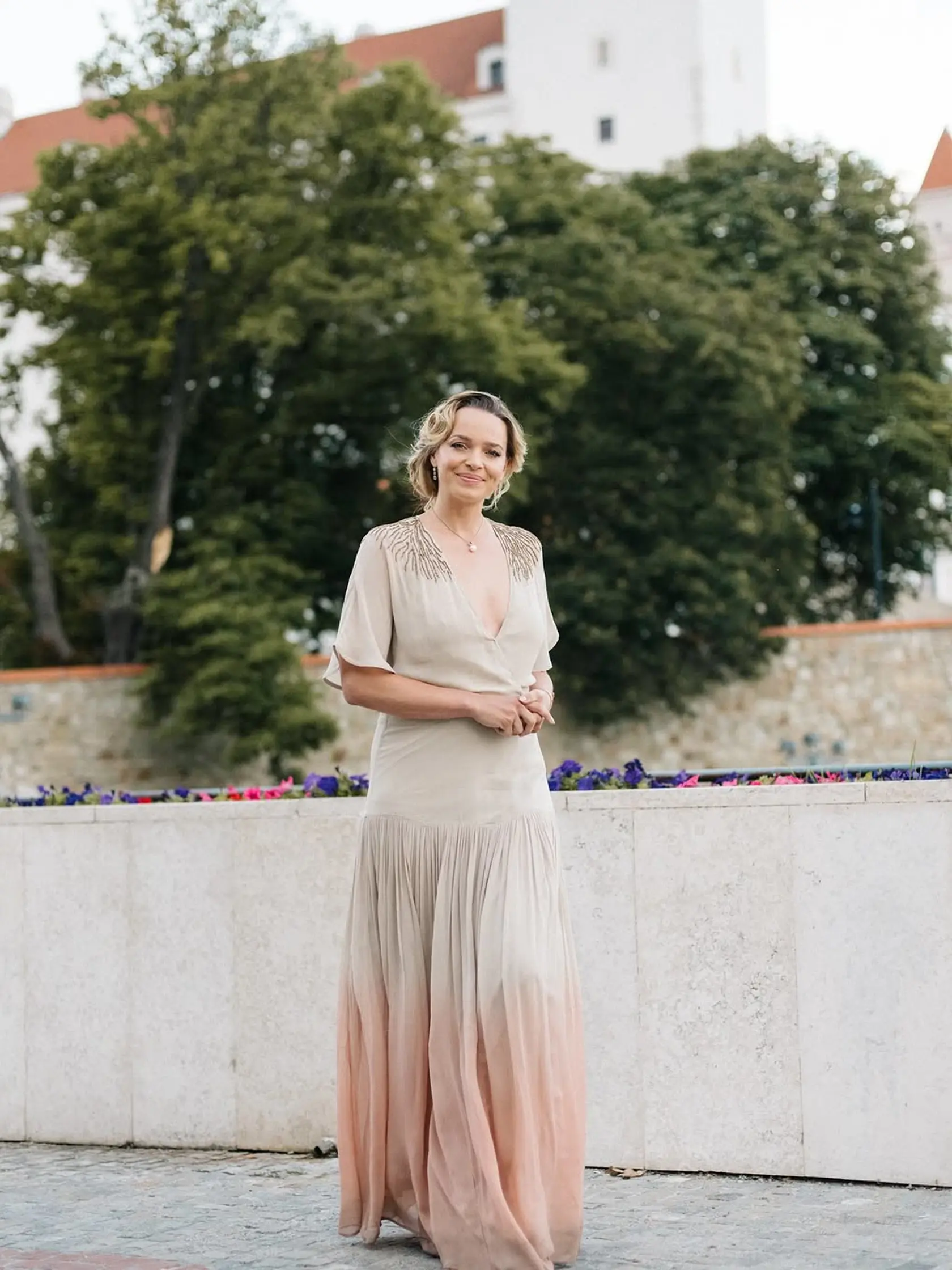 15. júna v priestoroch záhrady Bratislavského hradu sa konala pompézna „garden párty” na počesť nového prezidenta Petra Pellegriniho, na ktorej nechýbala špička slovenskej smotánky a politického diania. Okrem poslancov, medzi ktorými nechýbali ani zástupcovia opozície, ministrov či exprezidentov Gašparoviča a Schustera sa medzi pozvanými objavila aj Romana Tabaková v týchto šatách. 