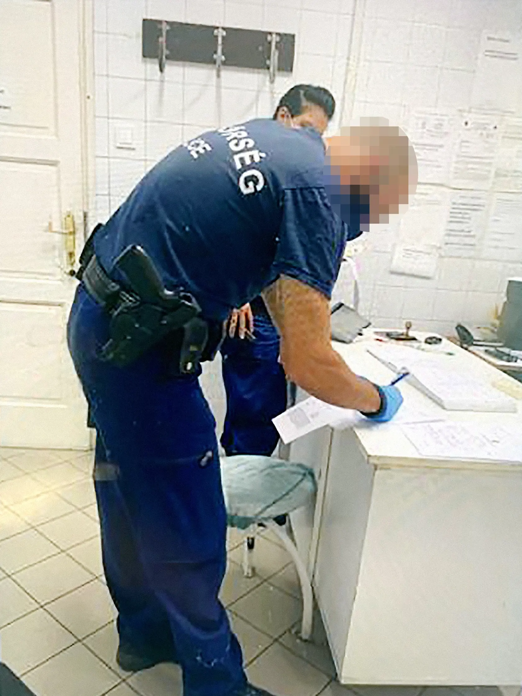Zuzana Plháková si na policajnej stanici v Budapešti na "tajnáša" odfotila príslušníkov, ktorí jej odmietli poskytnúť tlmočníka a zavolať advokáta.