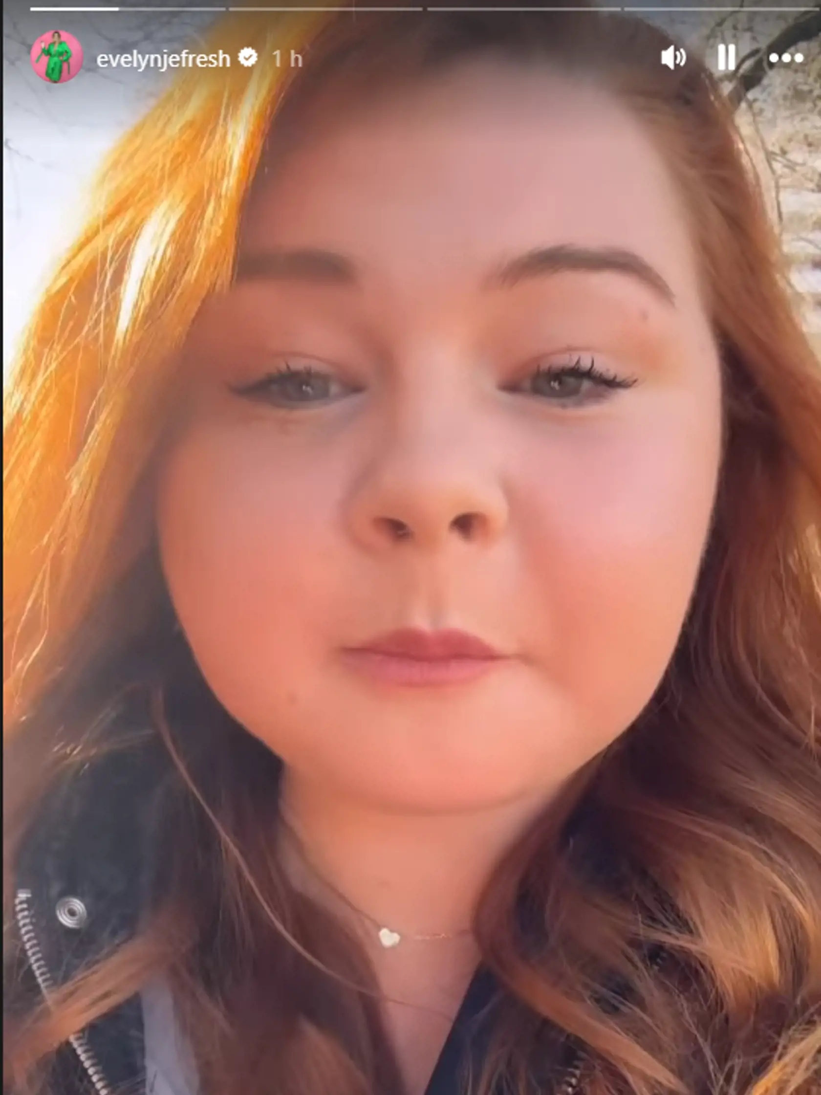 Evelyn robí rozprávanie problémy aj mesiac po operácii čeľuste.