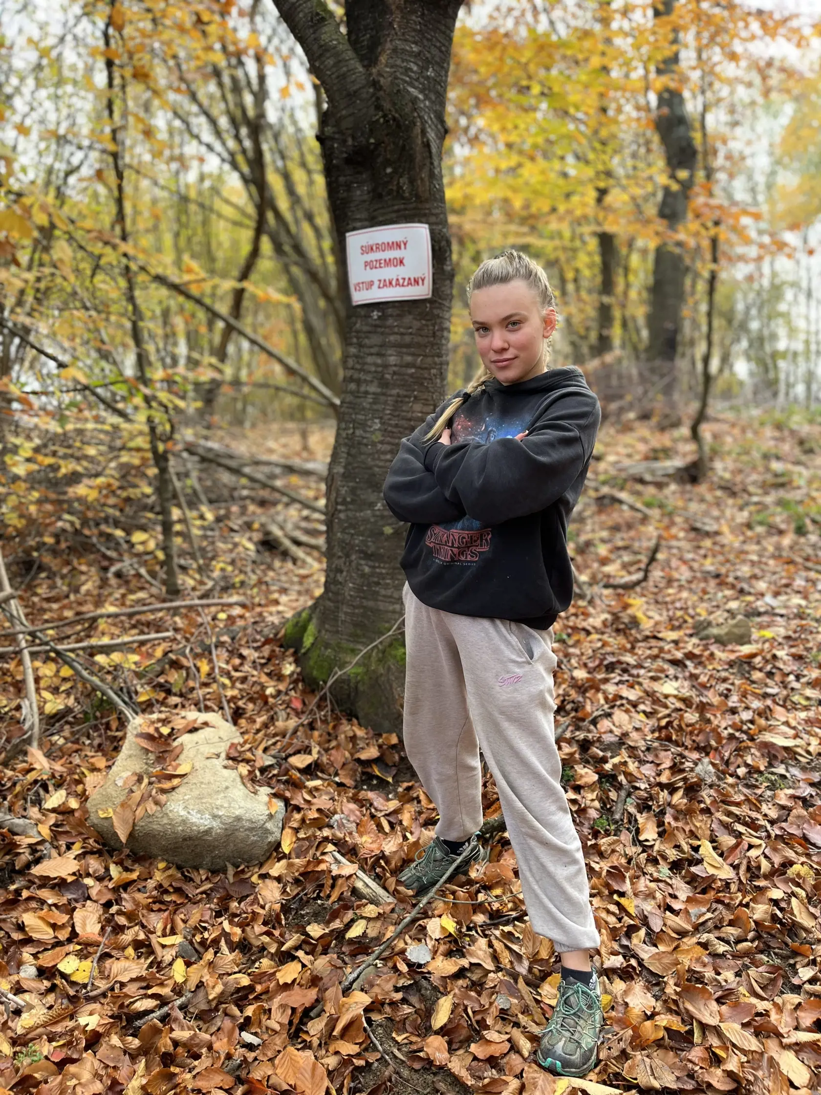 Petra Dovičinová (21) žije so svojím partnerom Martinom Thámom na samote stredného Slovenska,kde vlastnoručne budujú nielen statok,ale aj svoj vzťah.