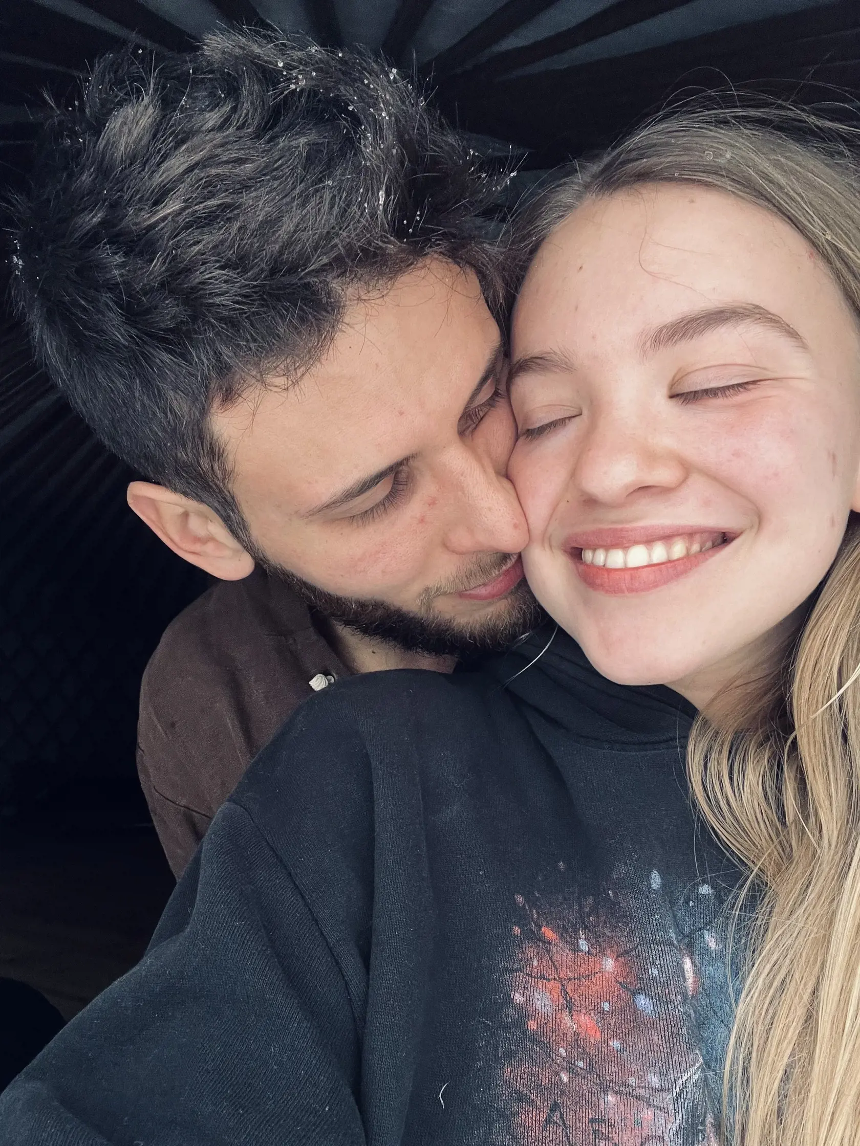 Petra Dovičinová (21) žije so svojím partnerom Martinom Thámom na samote stredného Slovenska,kde vlastnoručne budujú nielen statok,ale aj svoj vzťah.