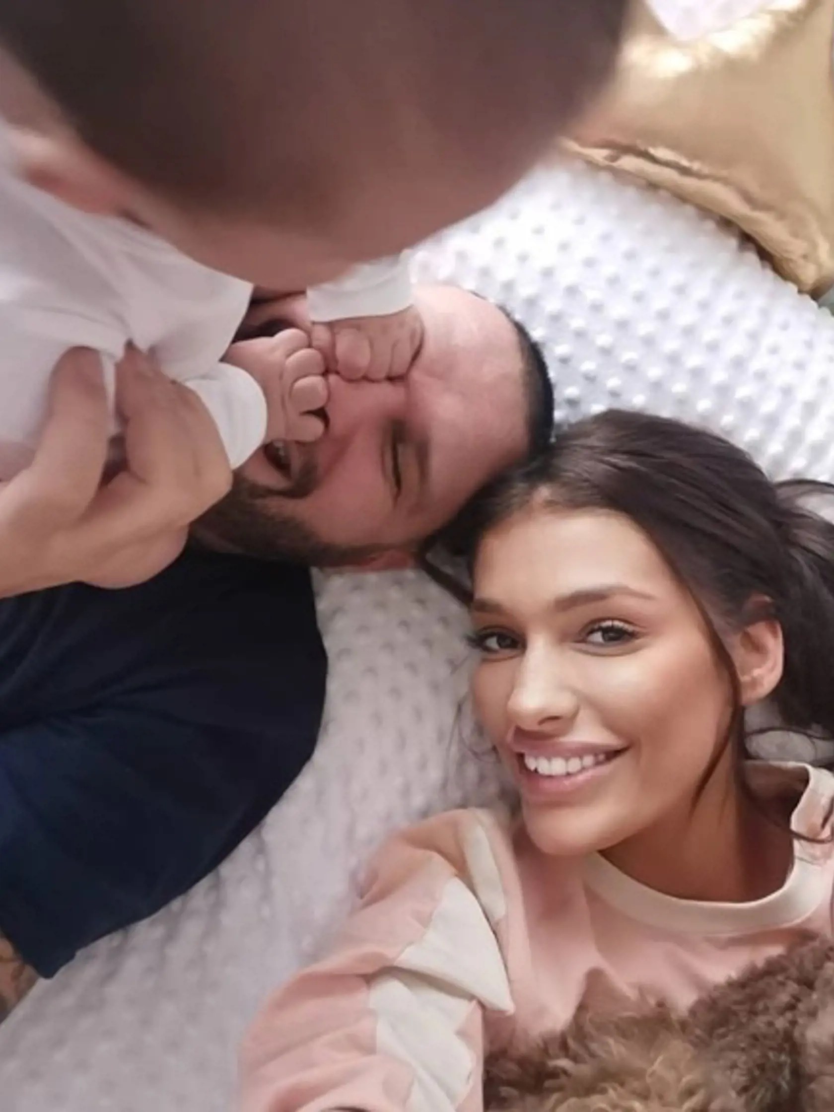 Konečne! Jasmina a Rytmus nechtiac ukázali tváričku malého Sanela! Pozrite sa, je celý po... (FOTO)