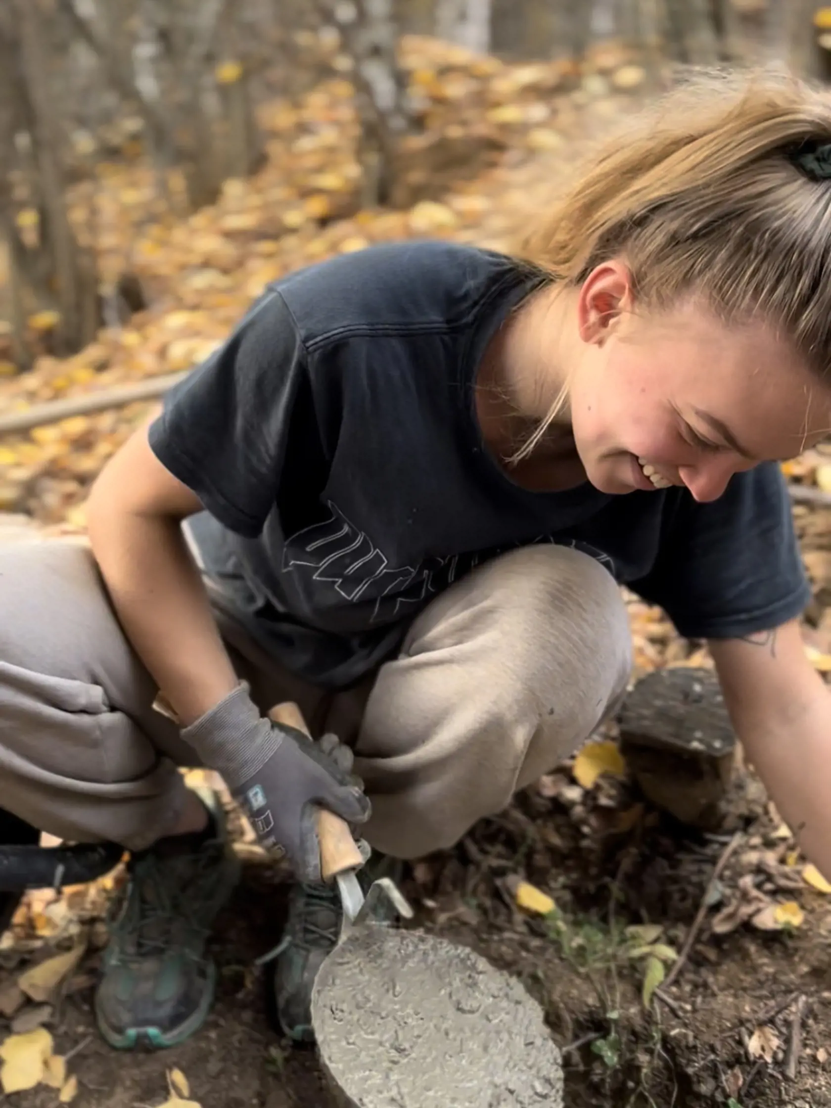 Petra Dovičinová (21) žije so svojím partnerom Martinom Thámom na samote stredného Slovenska,kde vlastnoručne budujú nielen statok,ale aj svoj vzťah.