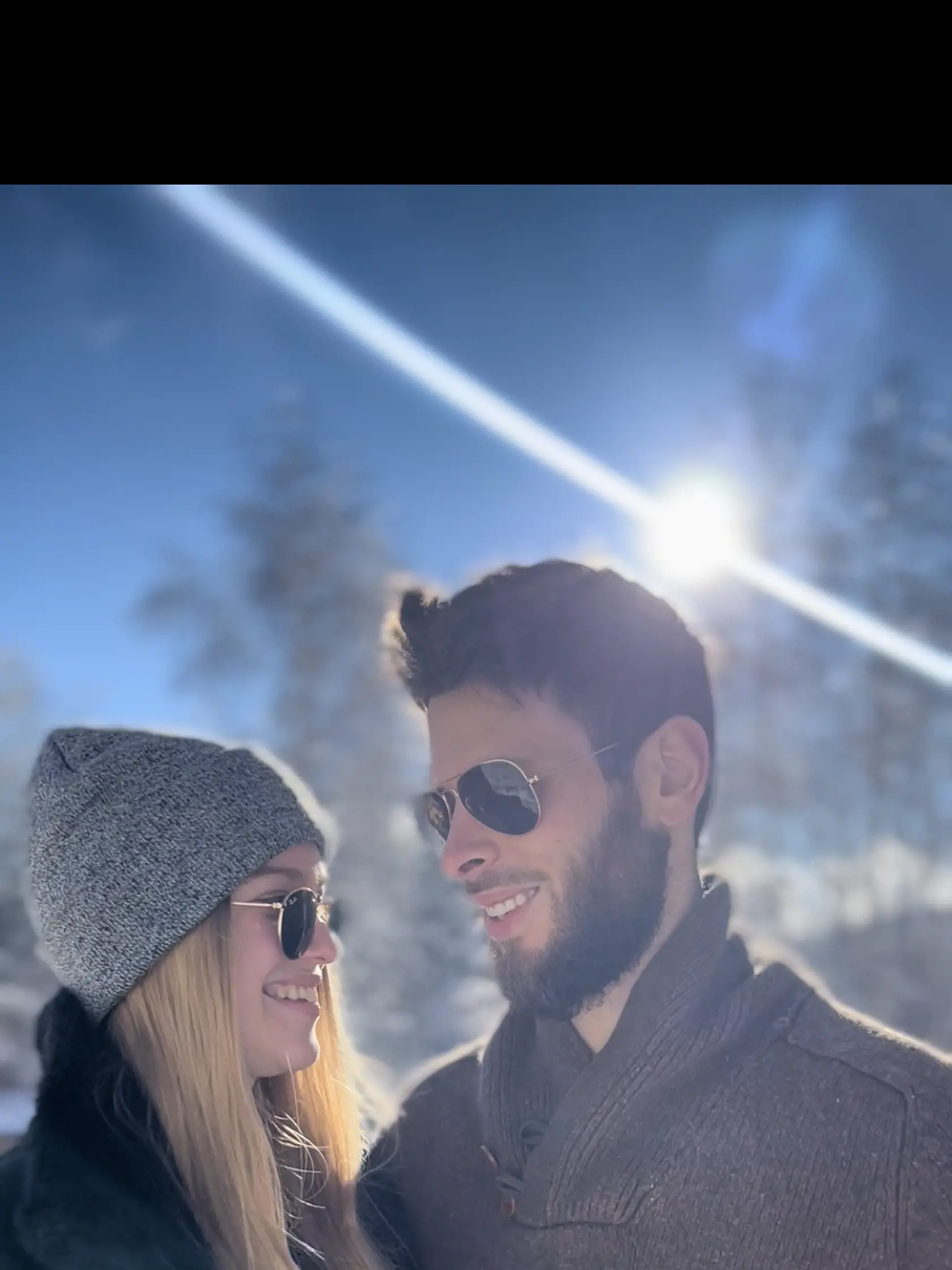 Petra Dovičinová (21) žije so svojím partnerom Martinom Thámom na samote stredného Slovenska,kde vlastnoručne budujú nielen statok,ale aj svoj vzťah.