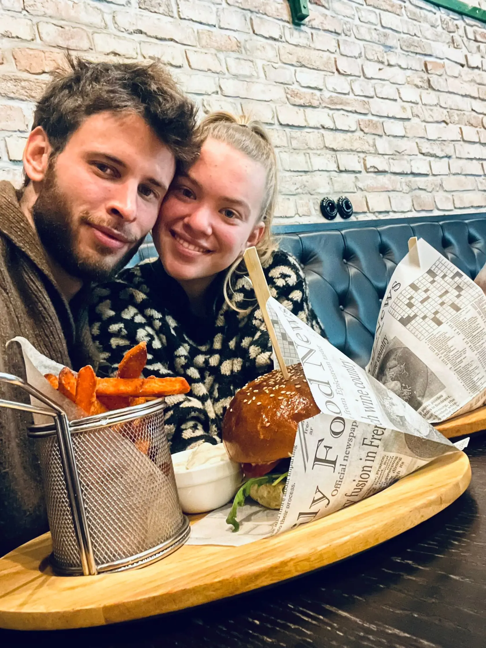 Petra Dovičinová (21) žije so svojím partnerom Martinom Thámom na samote stredného Slovenska,kde vlastnoručne budujú nielen statok,ale aj svoj vzťah.