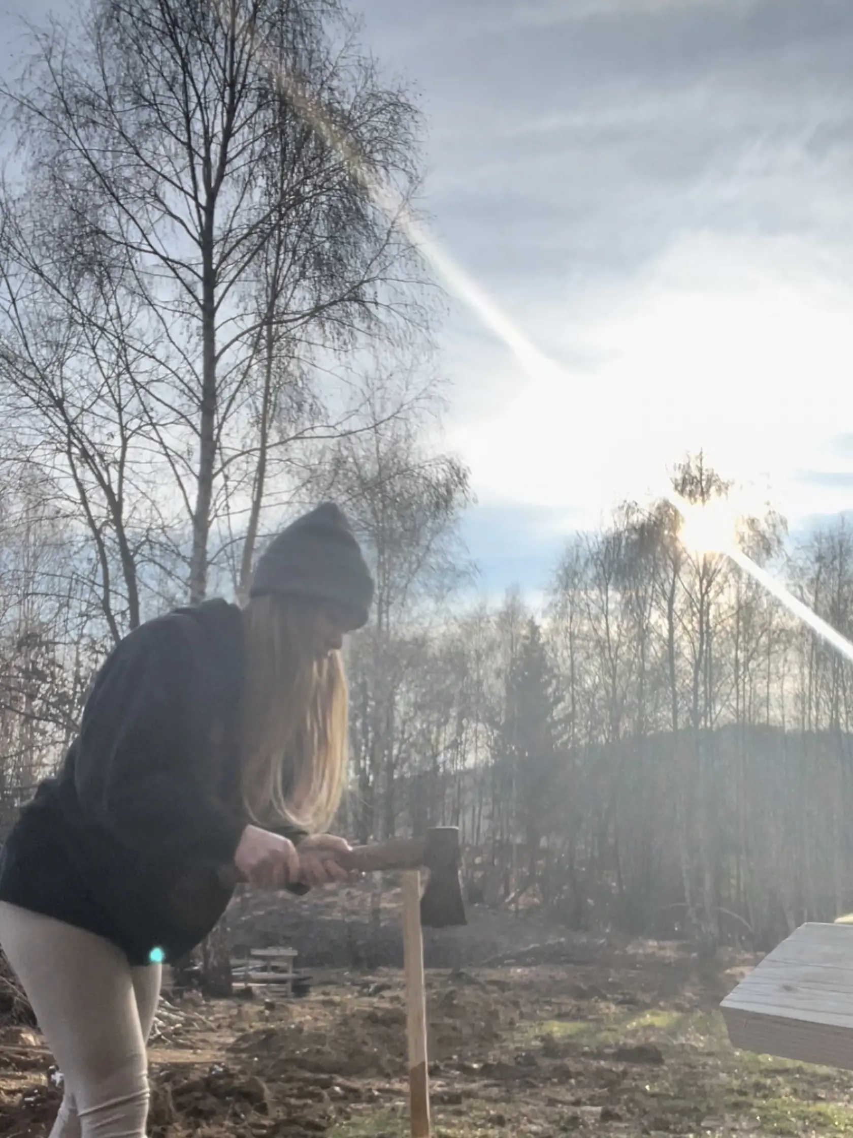 Petra Dovičinová (21) žije so svojím partnerom Martinom Thámom na samote stredného Slovenska,kde vlastnoručne budujú nielen statok,ale aj svoj vzťah.