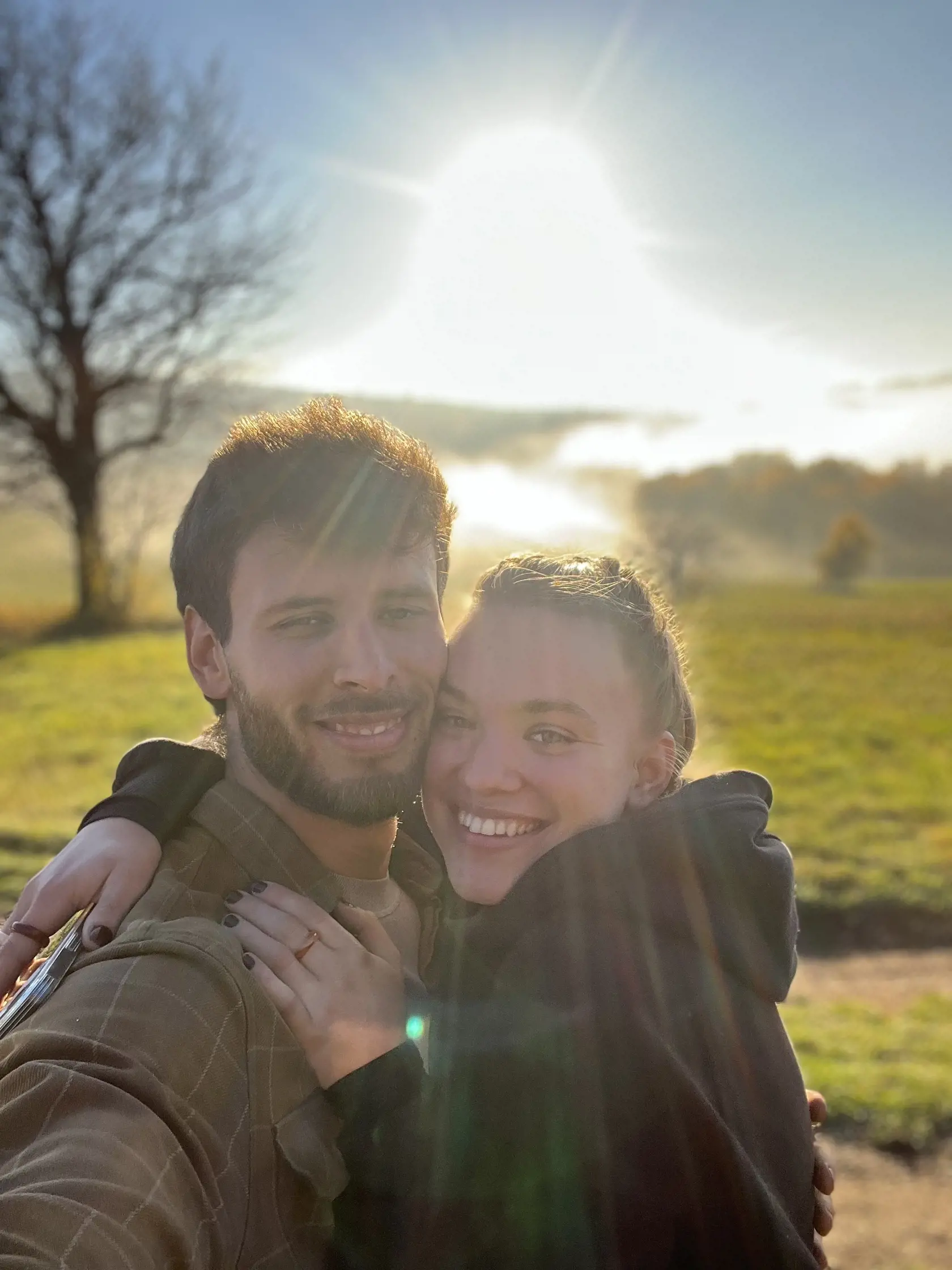Petra Dovičinová (21) žije so svojím partnerom Martinom Thámom na samote stredného Slovenska,kde vlastnoručne budujú nielen statok,ale aj svoj vzťah.