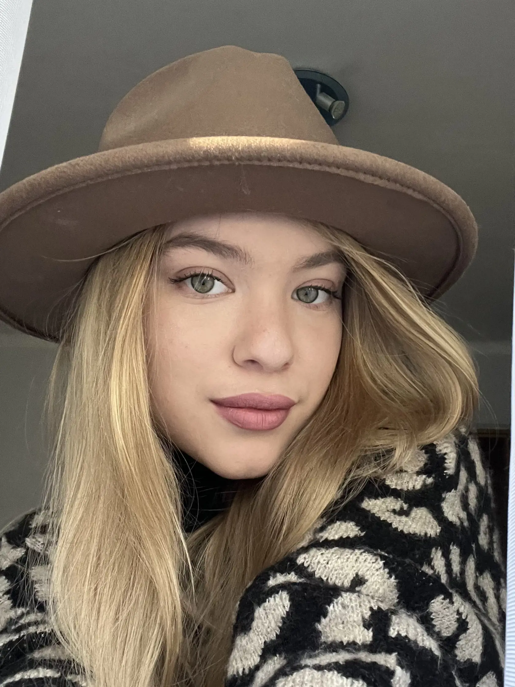 Petra Dovičinová (21) žije so svojím partnerom Martinom Thámom na samote stredného Slovenska,kde vlastnoručne budujú nielen statok,ale aj svoj vzťah.