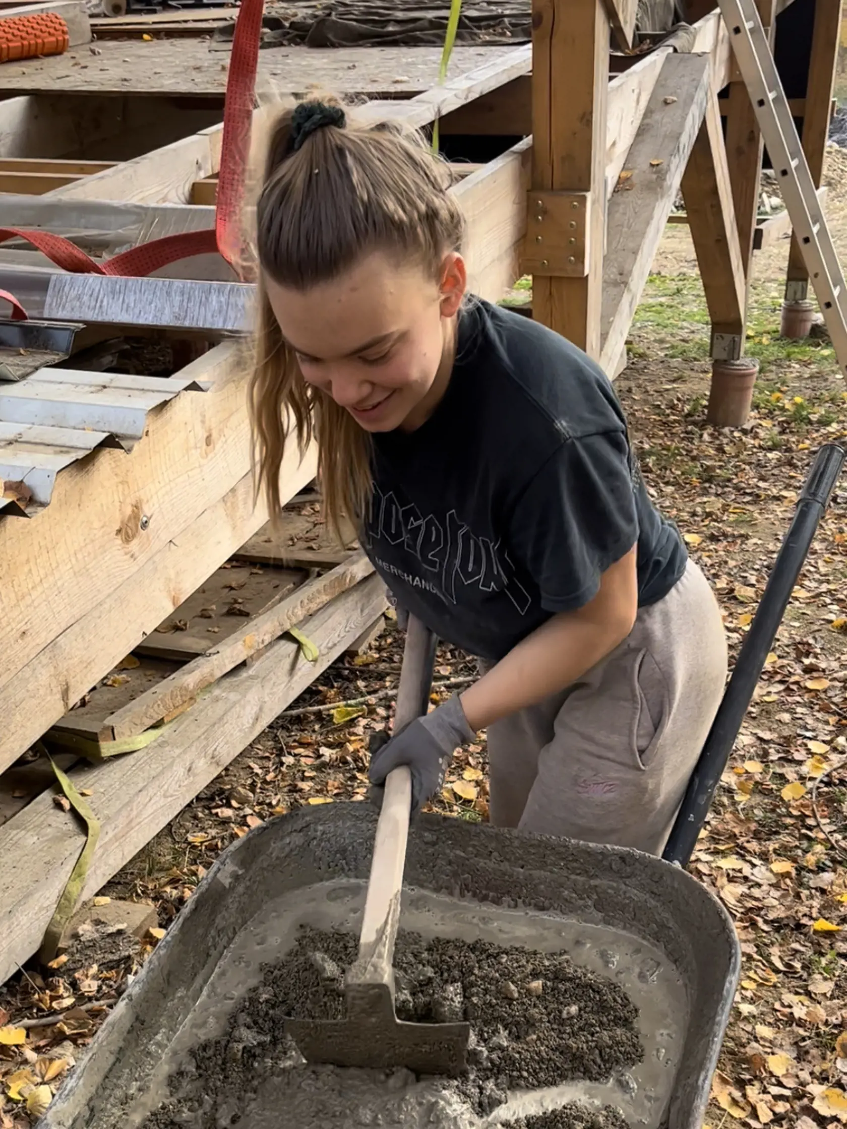 Petra Dovičinová (21) žije so svojím partnerom Martinom Thámom na samote stredného Slovenska,kde vlastnoručne budujú nielen statok,ale aj svoj vzťah.