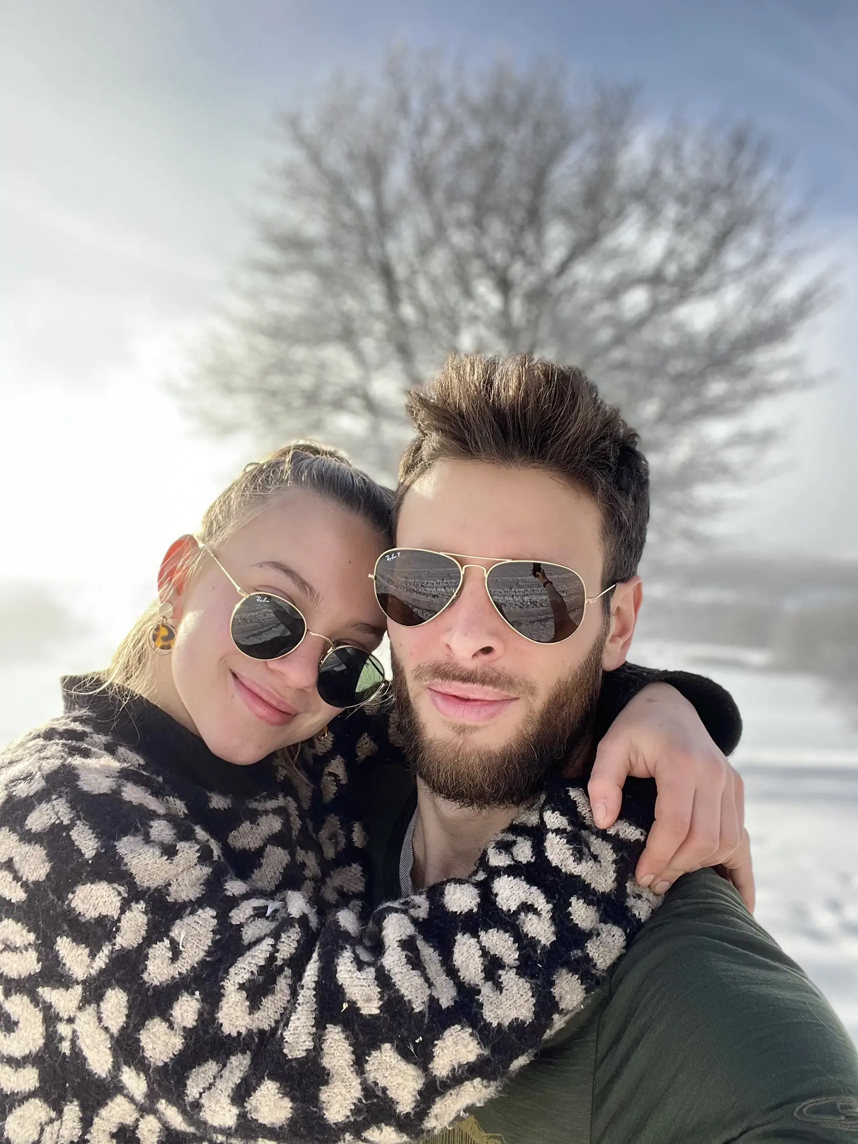 Petra Dovičinová (21) žije so svojím partnerom Martinom Thámom na samote stredného Slovenska,kde vlastnoručne budujú nielen statok,ale aj svoj vzťah.