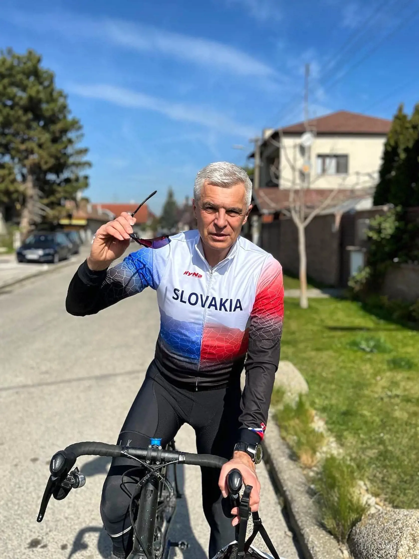Ivan Korčok rád športuje. Bicykľovanie si doprial aj v deň volieb.
