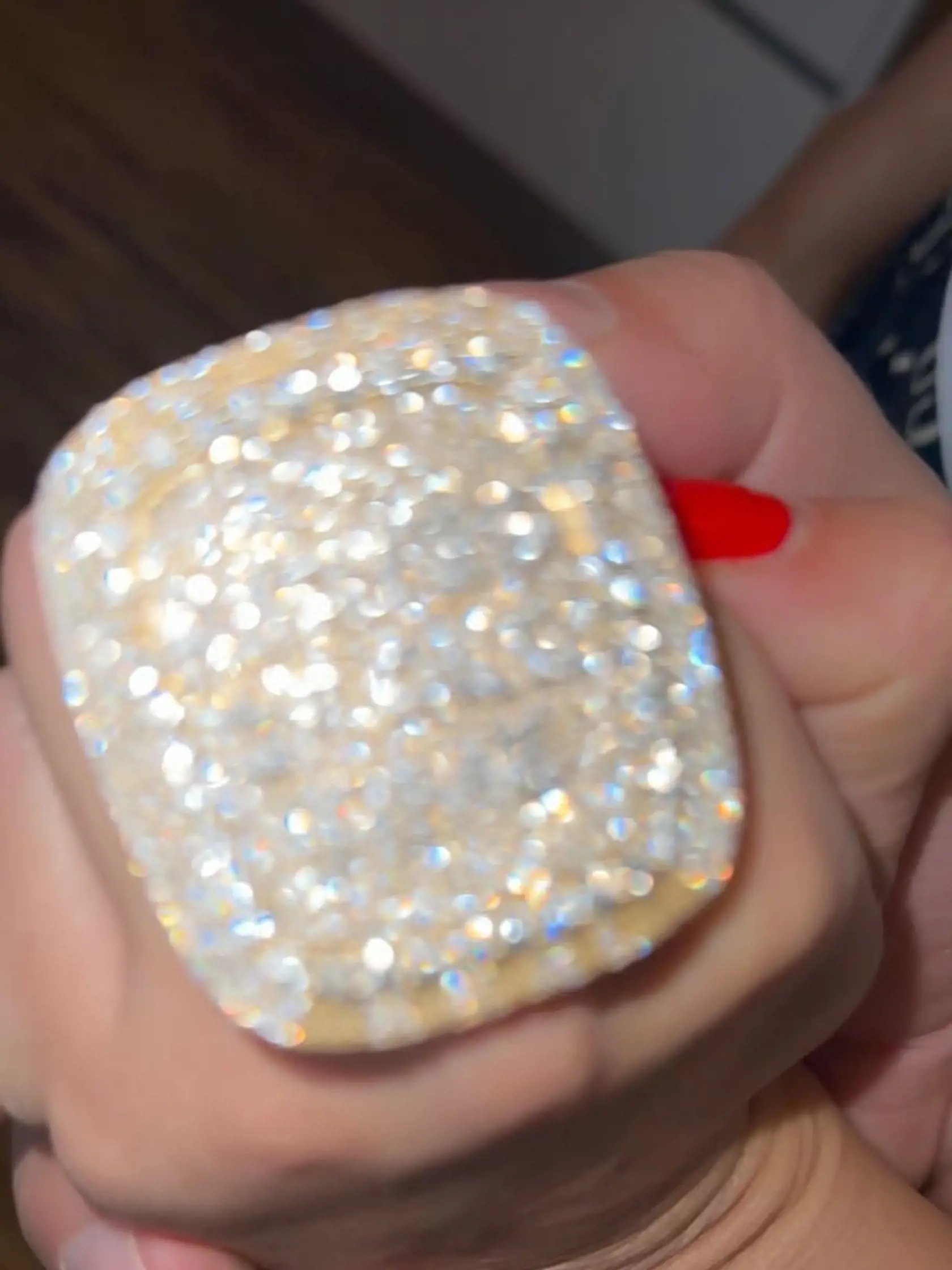Toto je ich najnovší úlovok. Hriešne drahý diamantový prsteň