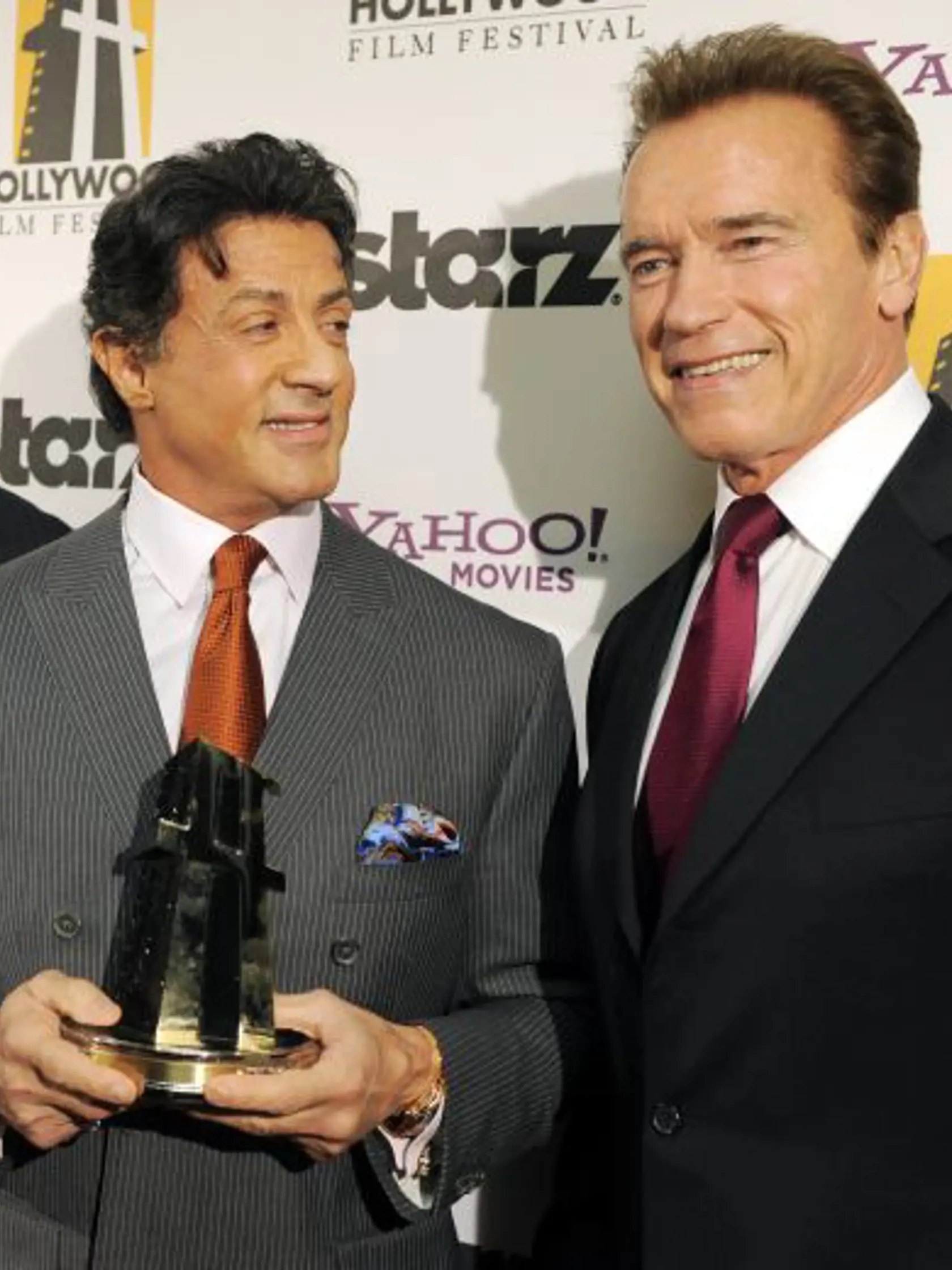 LM7 Beverly Hills - Filmoví akèní hrdinovia, z¾ava Sylvester Stallone a Arnold Schwarzenegger, súèasný guvernér Kalifornie, na galaveèere pri príležitosti odovzdávania výroèných Hollywoodskych cien známym tváram filmového priemyslu 25. októbra 2010 v Beverly Hills. Stallone si odniesol ocenenie za celoživotné dielo Hollywood Career Achievement Award. TASR/AP  Sylvester Stallone, left, recipient of the "Hollywood Career Achievement Awards," poses backstage with California Gov. Arnold Schwarzenegg