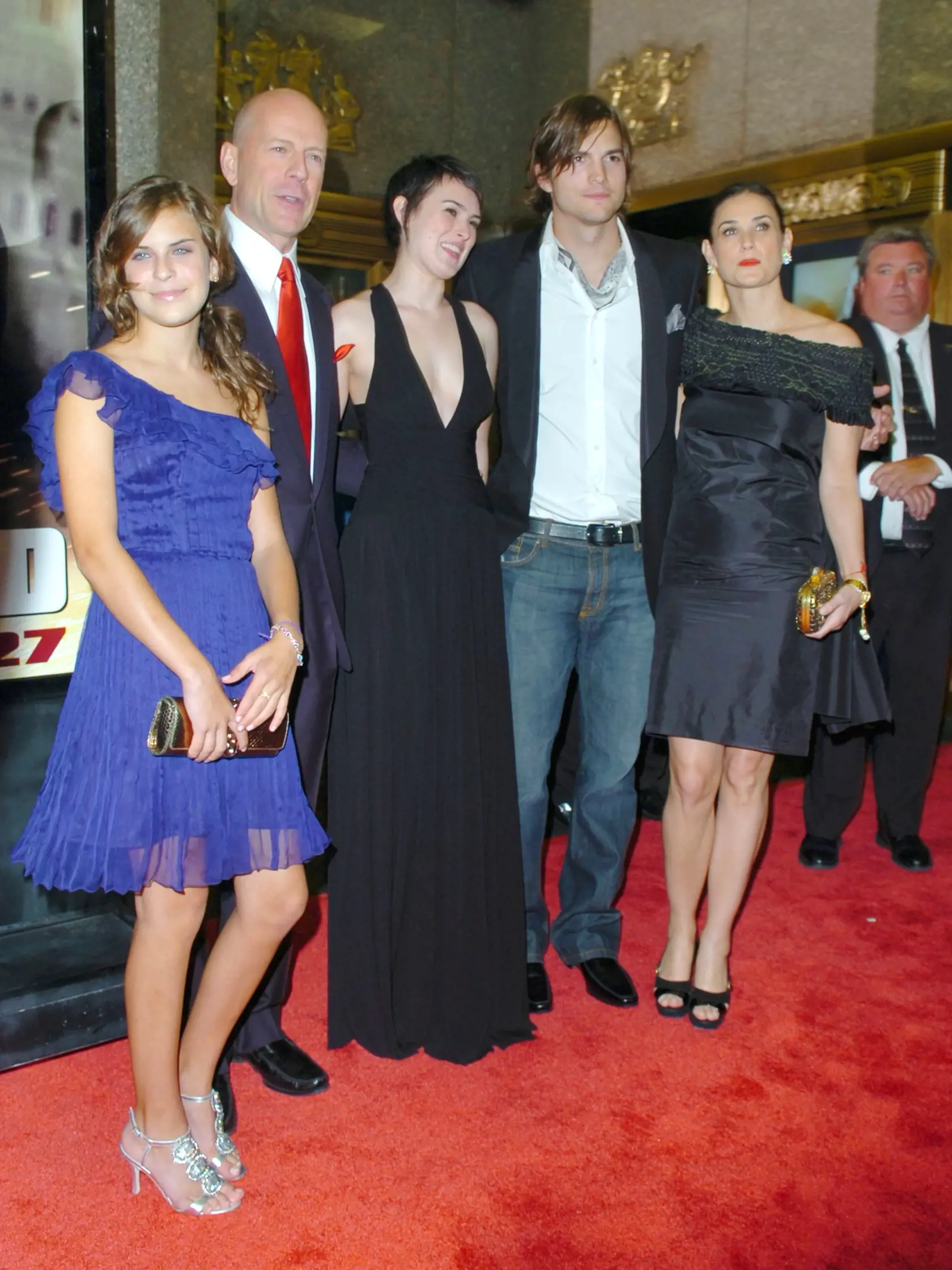 Bruce Willis s deťmi a exmanželkou Demi. Skupiny sprevádzal aj Moorovej vtedajší partner Ashton Kutcher.
