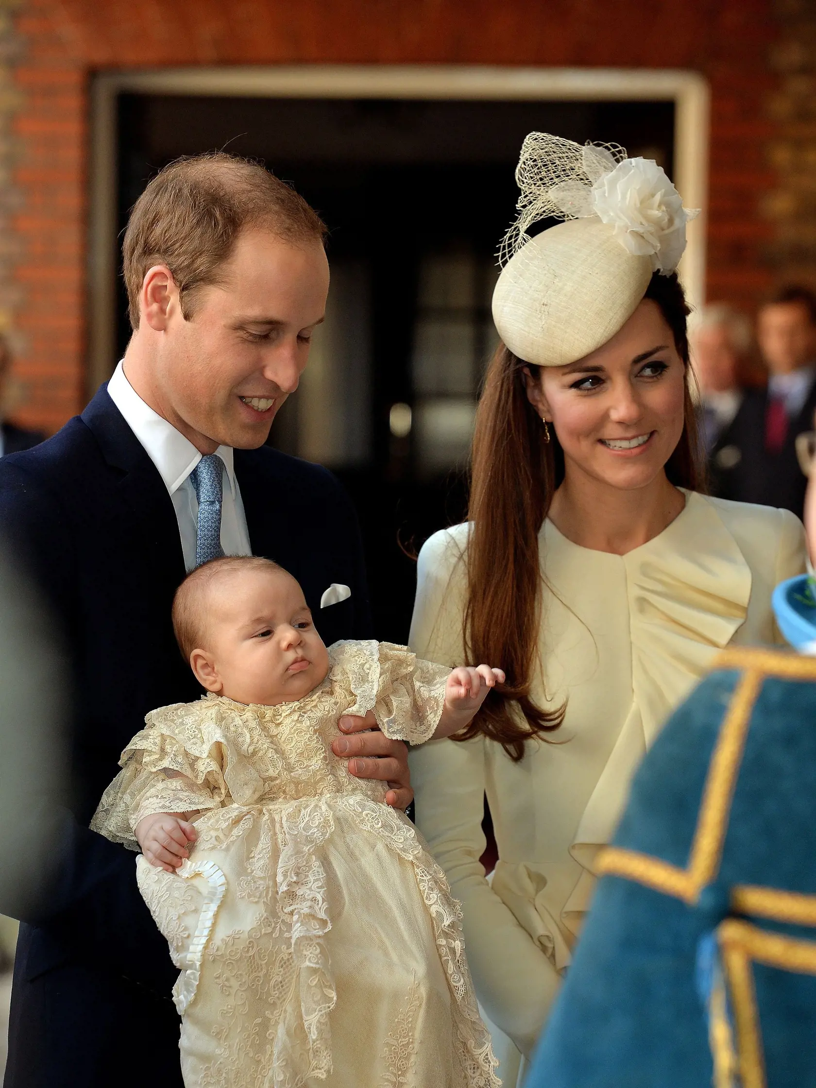 WA 13 Londýn - Britský princ William , manželka Kate a ich syn George počas príchodu na krstiny trojmesačného princa v kráľovskej kaplnke Paláca sv. Jakuba v centrálnom Londýne 23. októbra 2013. FOTO TASR / AP

Britain's Prince William, Kate Duchess of Cambridge with their son Prince George arrive at Chapel Royal in St James's Palace in London, for the christening of the three month-old Prince George, Wednesday Oct. 23, 2013.  (AP Photo/John Stillwell/Pool)