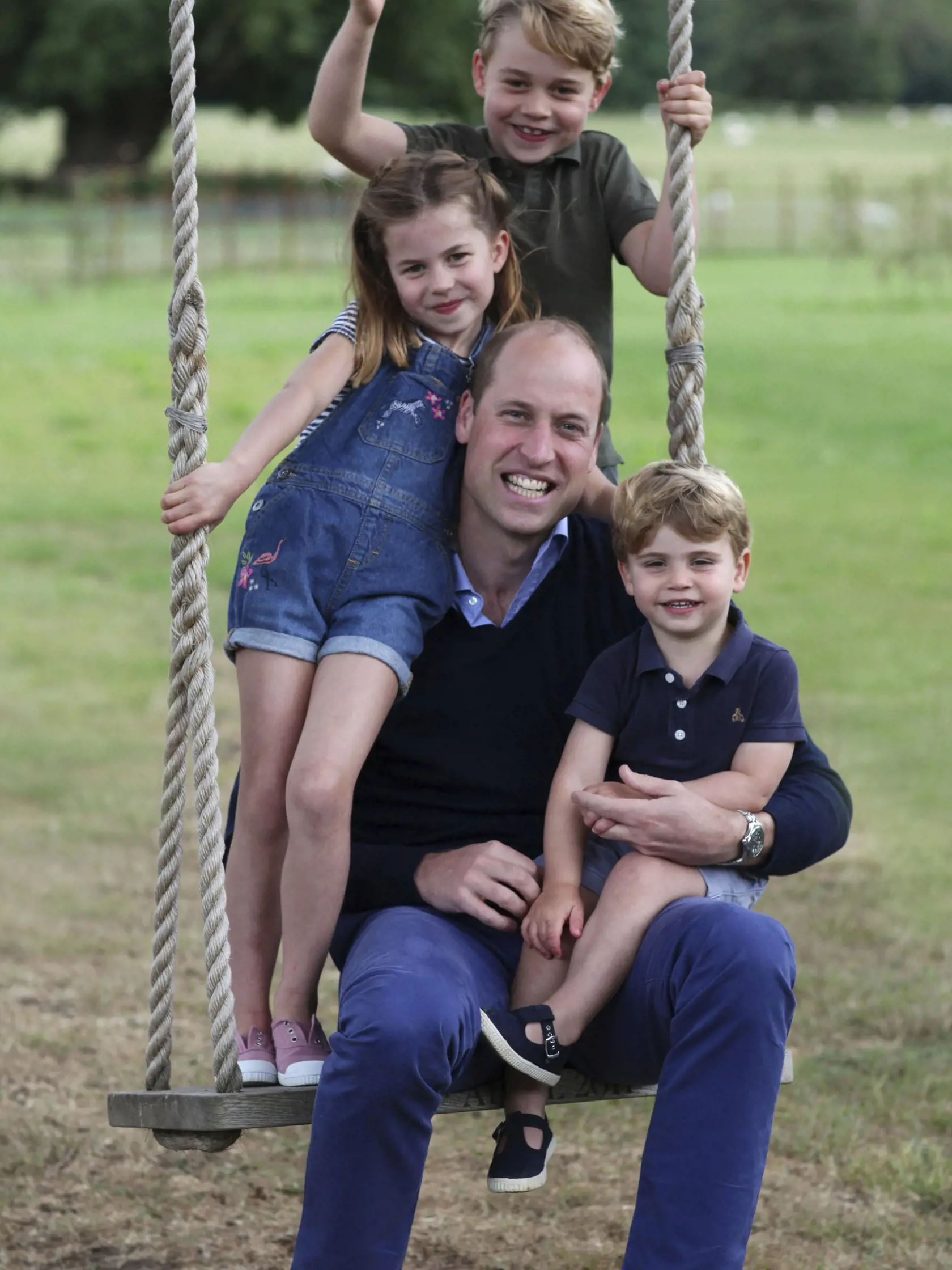 KK37 Norfolk -  Na snímke z júna 2020, ktorú poskytli vojvoda a vojvodkyňa z Cambridge, britský princ William a jeho deti princ George, princezná Charlotte a princ Louis v Norfolku. Princ William, v poradí druhý následník britského trónu, oslavoval v nedeľu 21. júna 2020 v súkromí 38. narodeniny. Kensingtonský alác dodal, že fotografiu urobila tento mesiac už skôr Williamova manželka Kate, 38-ročná vojvodkyňa z Cambridge. FOTO TASR/AP
This June 2020 photo provided by the Duke and Duchess of Camb