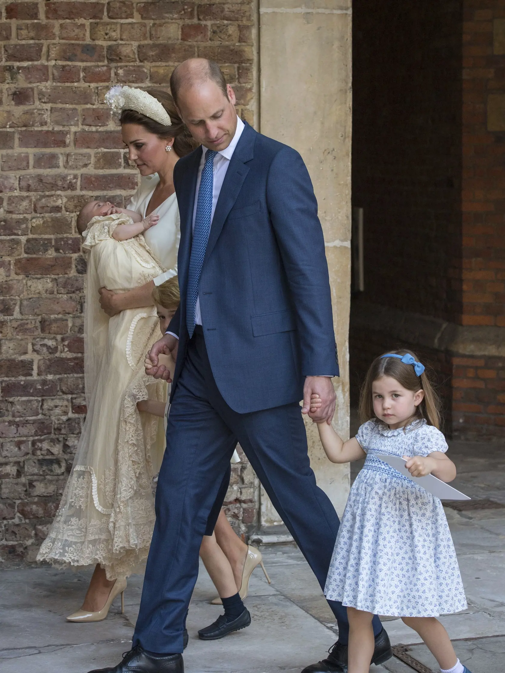 WA 40 Londýn - Britský William, jeho manželka Kate, vojvodkyňa z Cambridgea a ich tri deti - princ George (tretí sprava), princezná Charlotte a princ Louis prichádzajú na krst do kráľovskej kaplnky Paláca sv. Jakuba v Londýne v pondelok 9. júla 2018. Princ Louis sa narodil 23. apríla a je piatym v nástupníckej línii na trón. Tretie dieťa Williama a Catherine je šiestym pravnúčaťom kráľovnej Alžbety II. Jeho súrodencami sú princ George (4) a princezná Charlotte (3). FOTO TASR /AP 

Britain's Prin