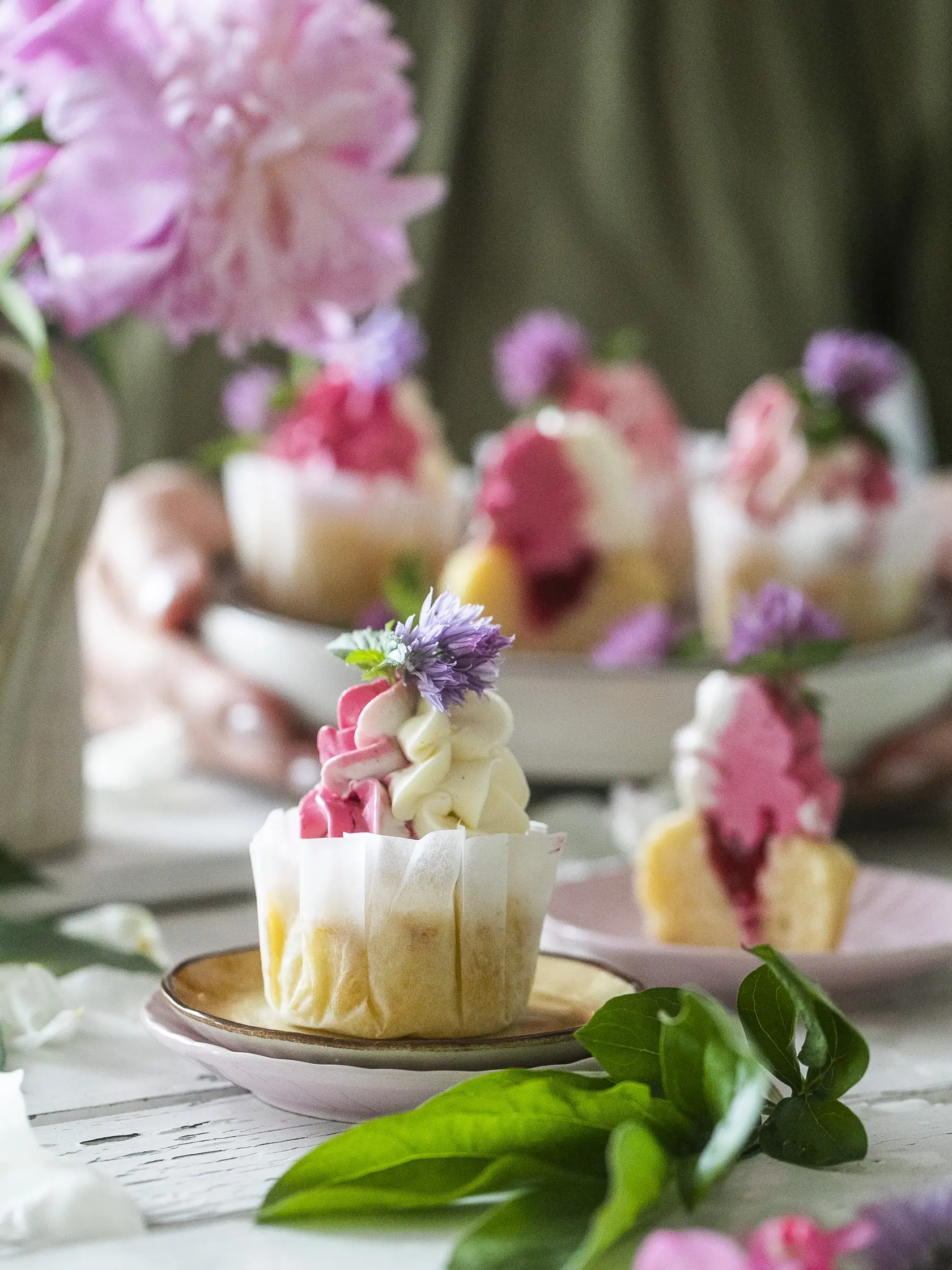 tonka cupcaky s malinovým krémom

recept:
12 KUSOV, PRÍPRAVA 35 MINÚT, PEČENIE 18 AŽ 20 MINÚT
Na cupcaky:
• 150 g hladkej múky • 1 a pol lyžičky kypriaceho prášku • štipka soli
• 115 g masla • 120 g krupicového cukru • 8 g tonka cukru • 2 vajcia L
• 60 ml plnotučného mlieka
Na malinový krém:
• 150 g malín • 3 lyžice kryštálového cukru • štvrť lyžičky kukuričného škrobu • 115 g masla • 50 g práškového cukru • 1 lyžička vanilkového extraktu
• 2 lyžice malinového