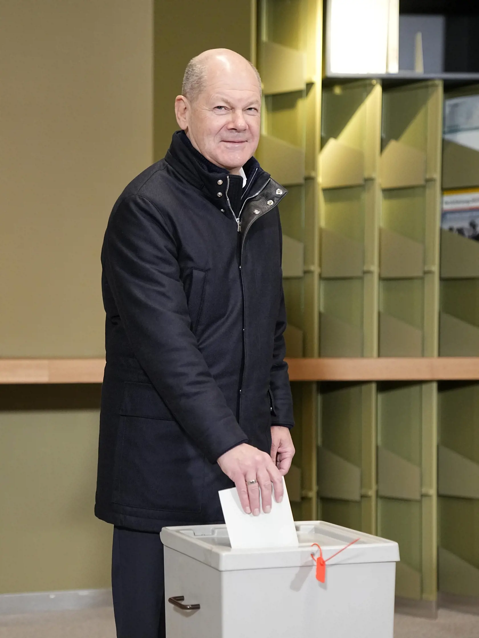 Nemecký kalcelár Olaf Scholz vhadzuje hlasovací lístok vo volebnej miestnosti počas predčasných parlamentných volieb v Nemecku v nedeľu 23. februára 2025 v Berlíne.