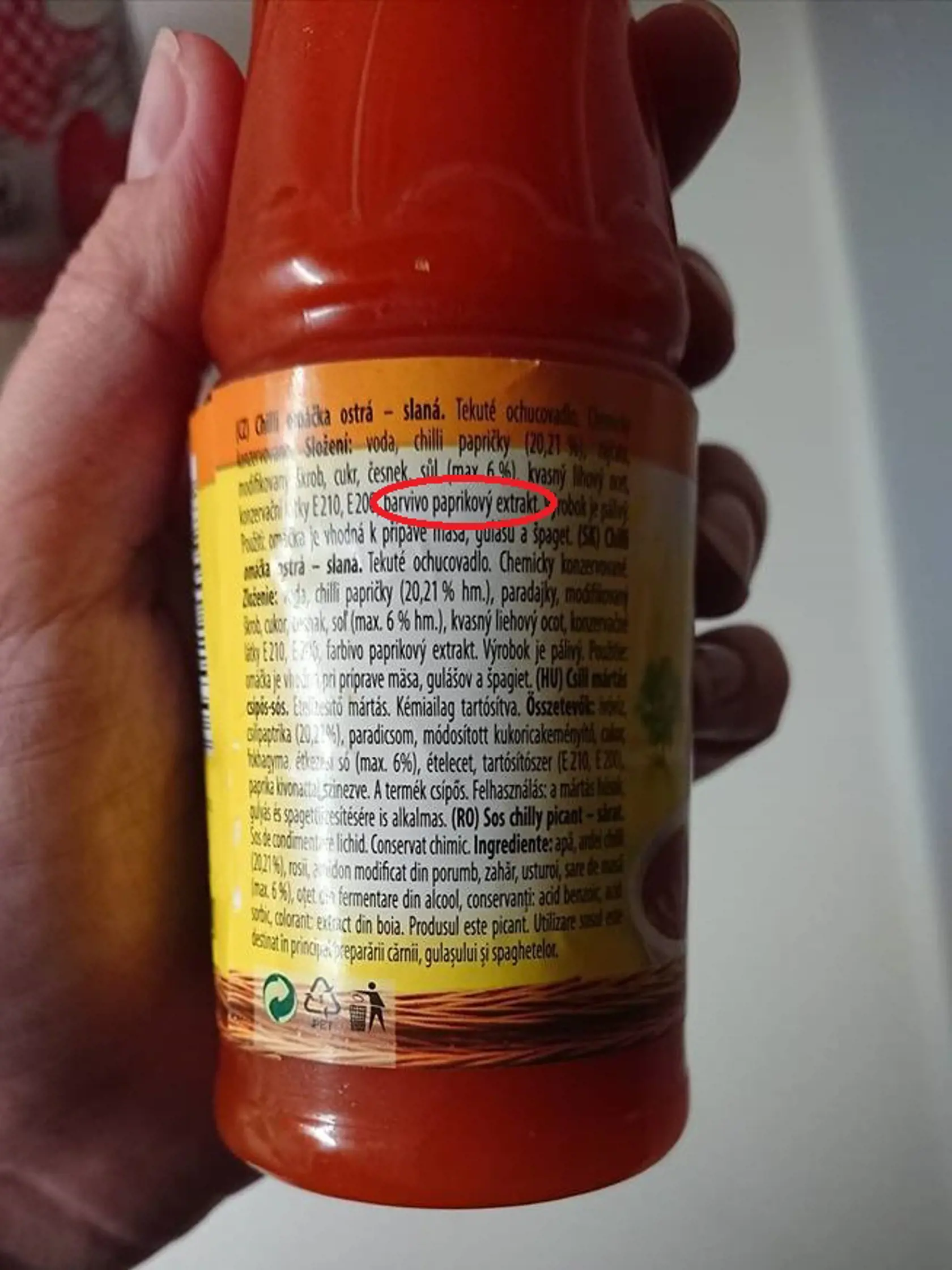 Výrobok je v poriadku, ak je použité ako farbivo E122 alebo paprikový extrakt.