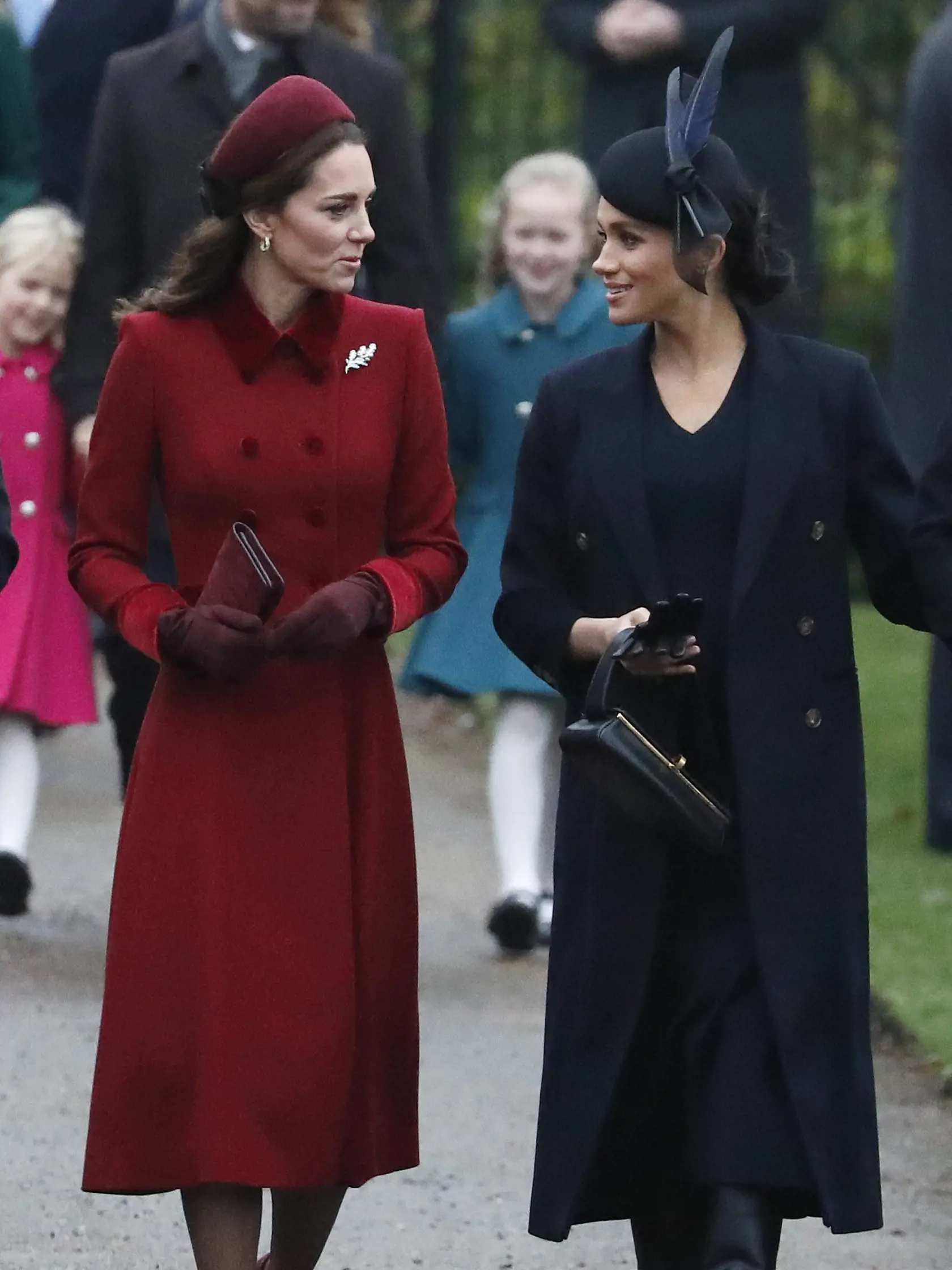 Kate a Meghan išli bok po boku a po celý čas sa tvárili, akoby si v skutočnosti neskákali do vlasov.