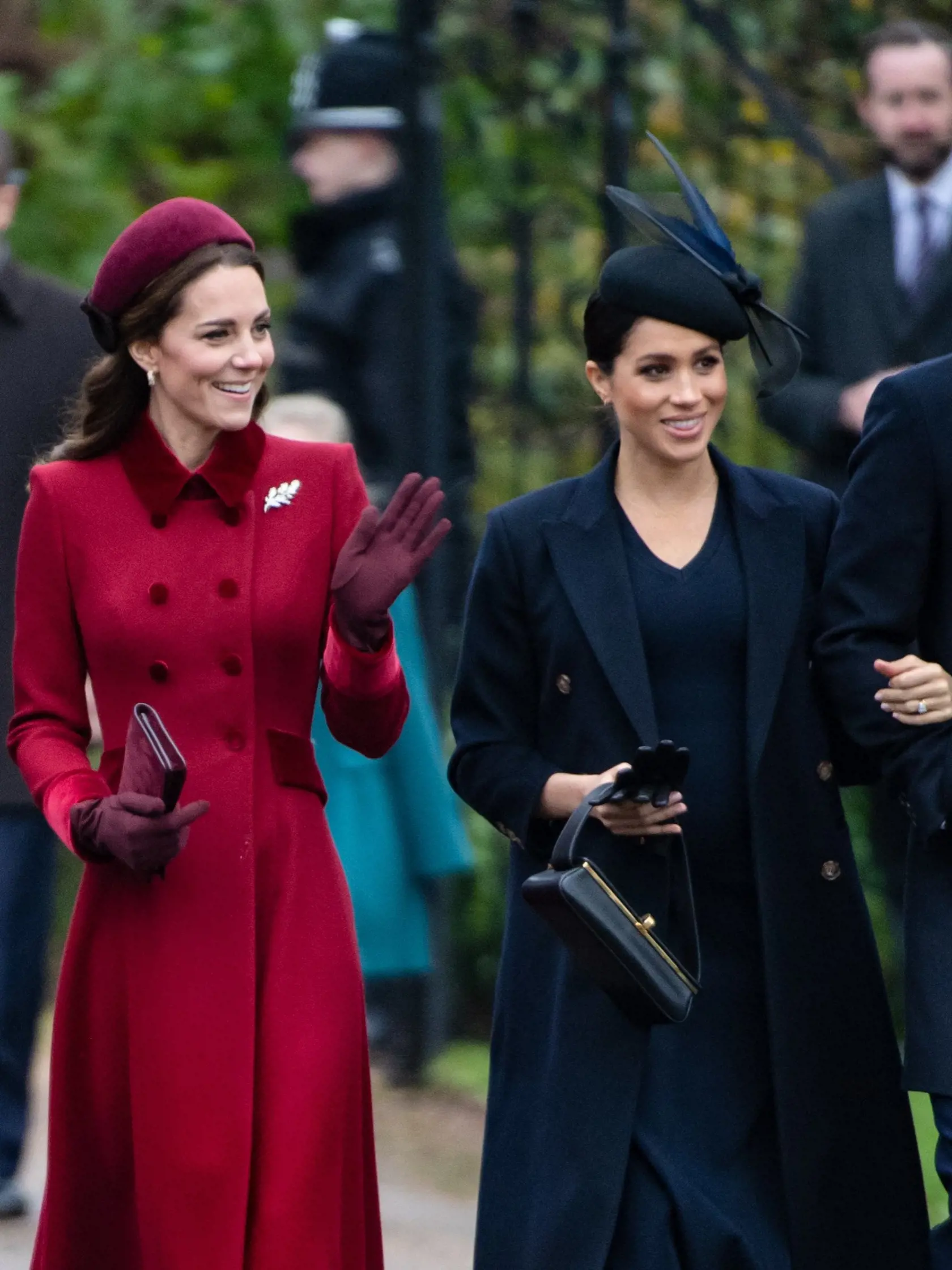 Kate v červenom a Meghan v čiernej