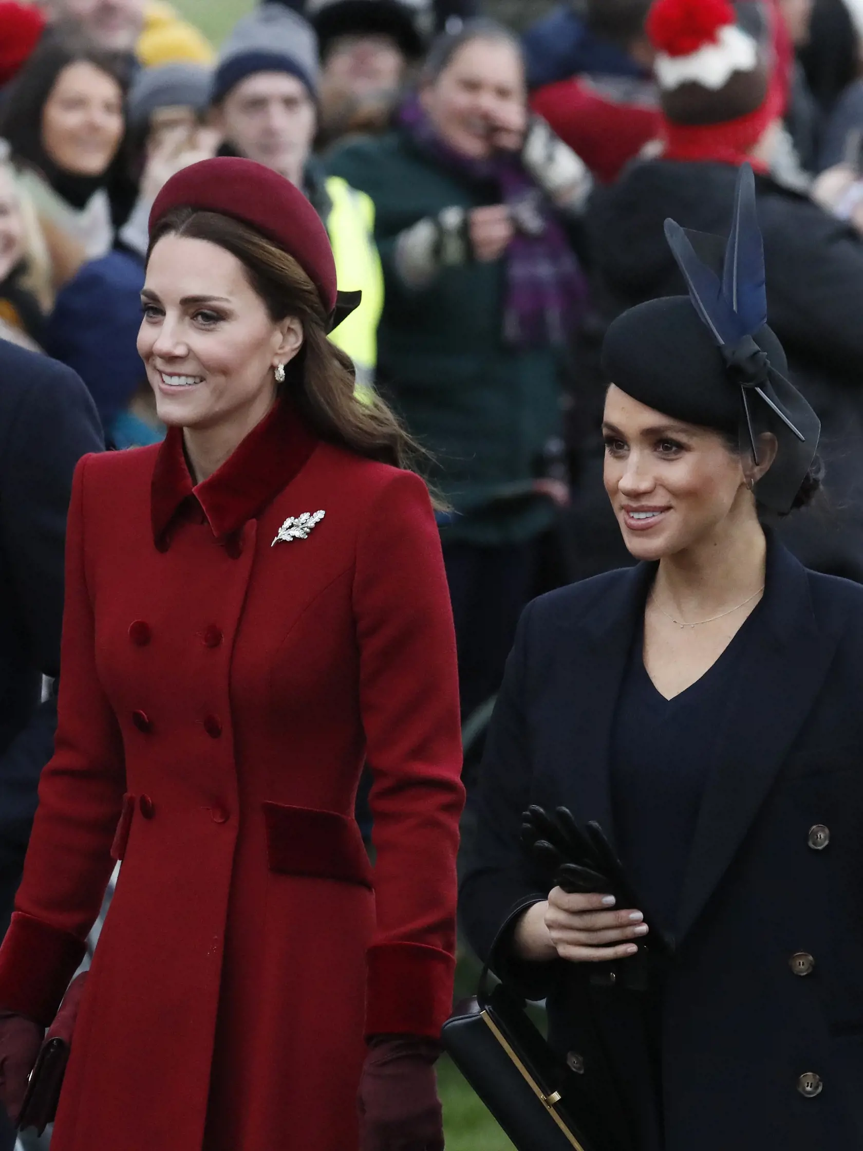 Kate a Meghan išli bok po boku a po celý čas sa tvárili, akoby si v skutočnosti neskákali do vlasov.