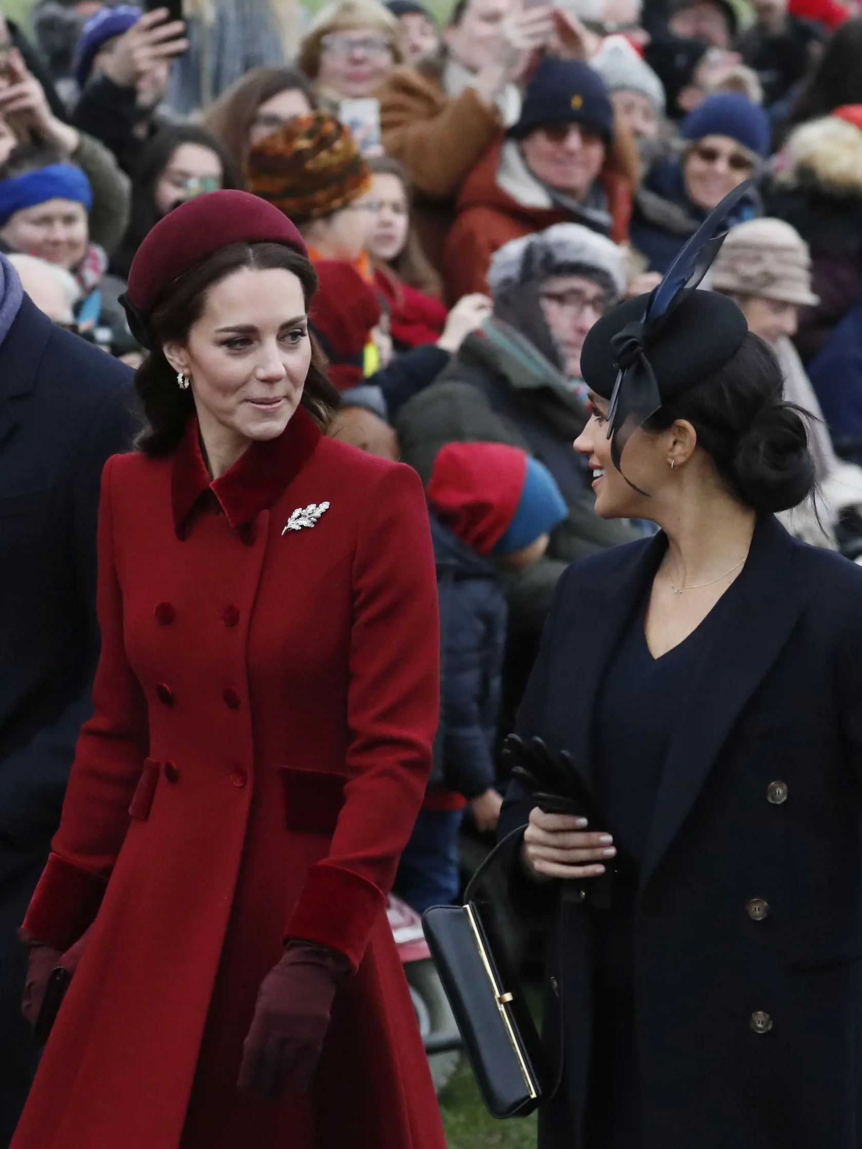 Kate a Meghan išli bok po boku a po celý čas sa tvárili, akoby si v skutočnosti neskákali do vlasov.