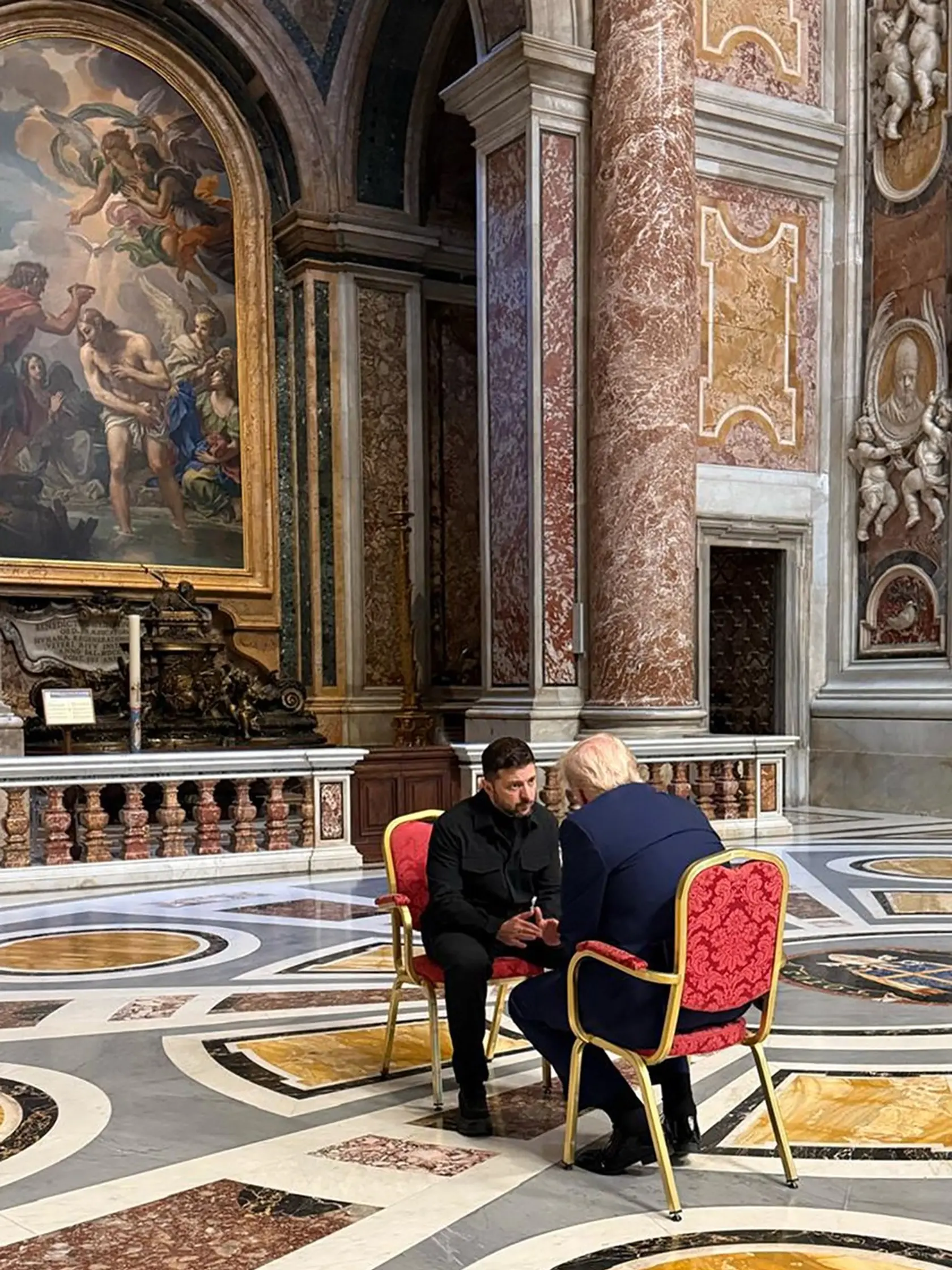 Trump a Zelenskyj sa stretli počas pohrebu pápež Františka.