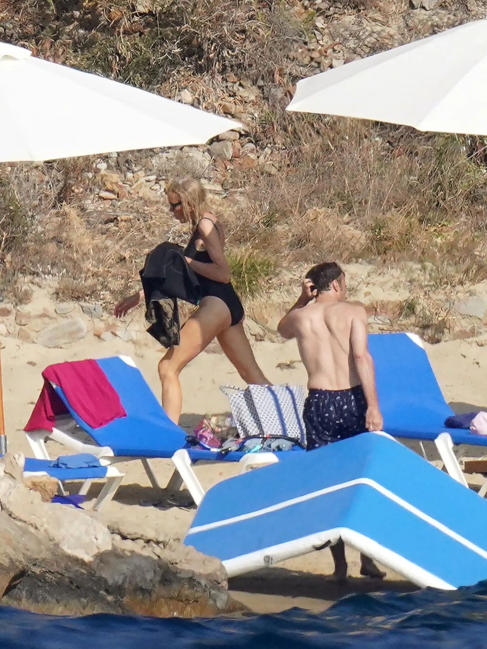 Emmanuel Macron a jeho Brigitte dovolenkujú vo Francúzsku.