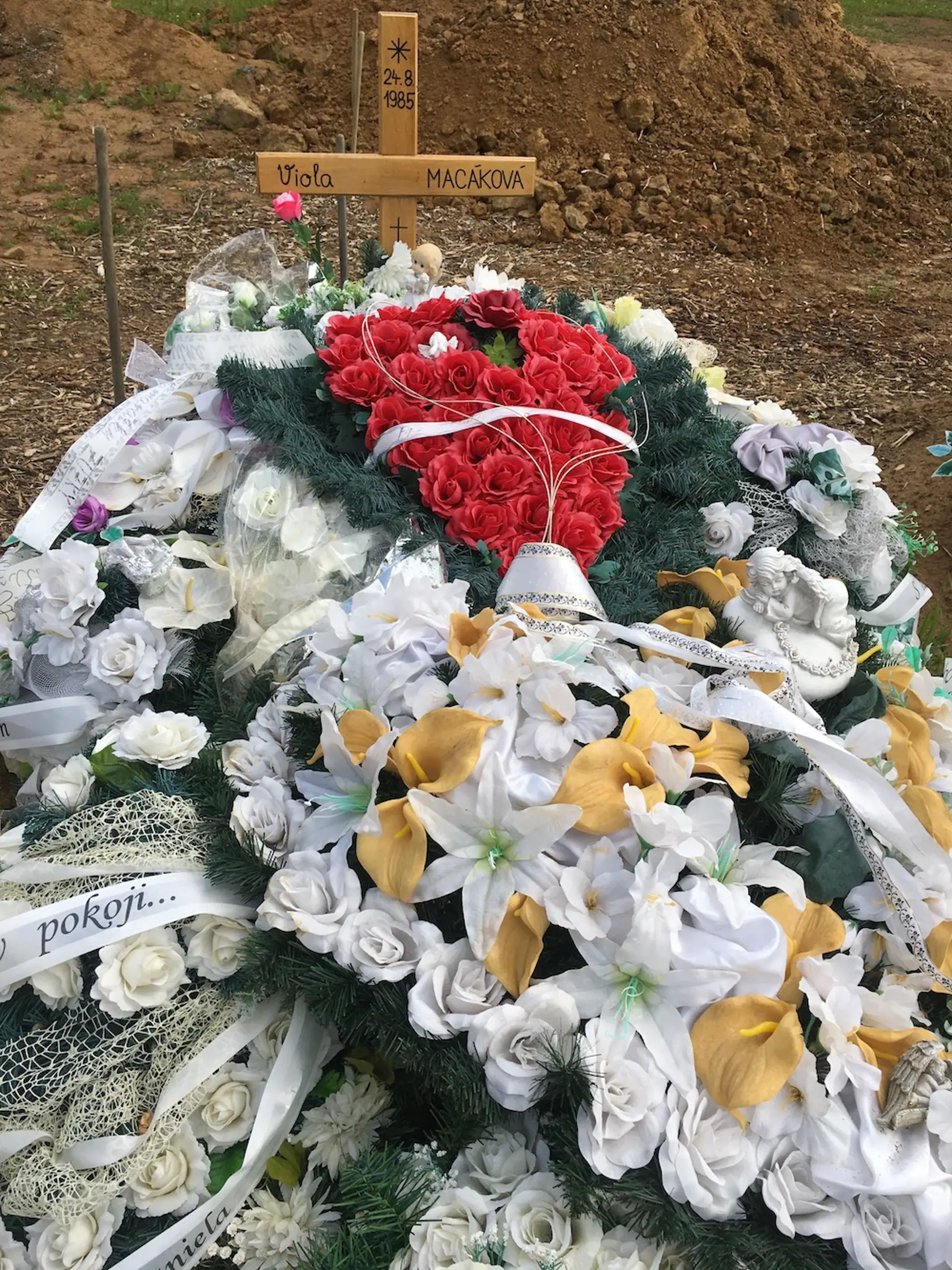 Hrob Violy zdobia kvetinové ozdoby v tvare srdca.