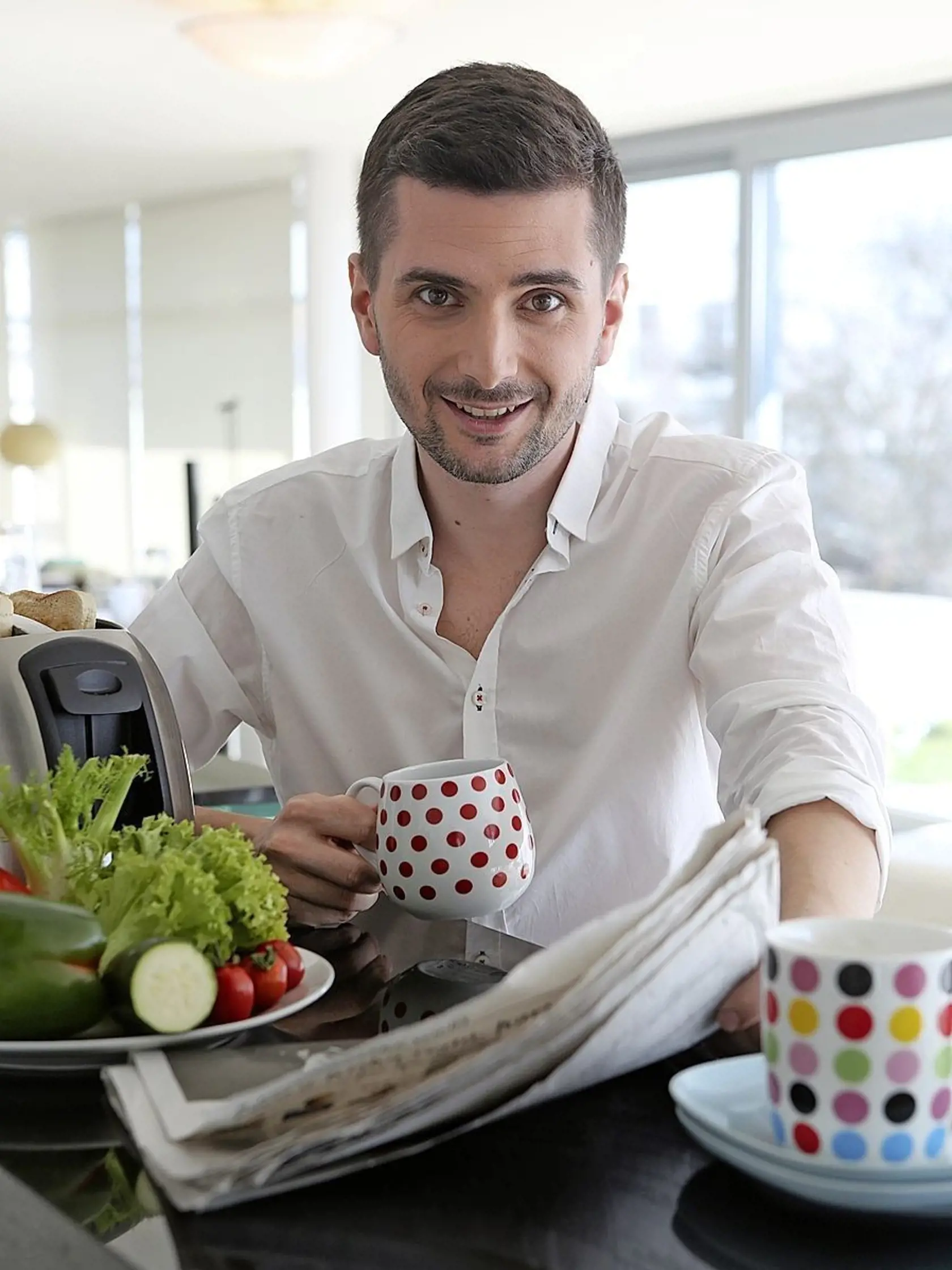 Nováčik Adam Zavřel je známy zo spravodajstva TV JOJ.