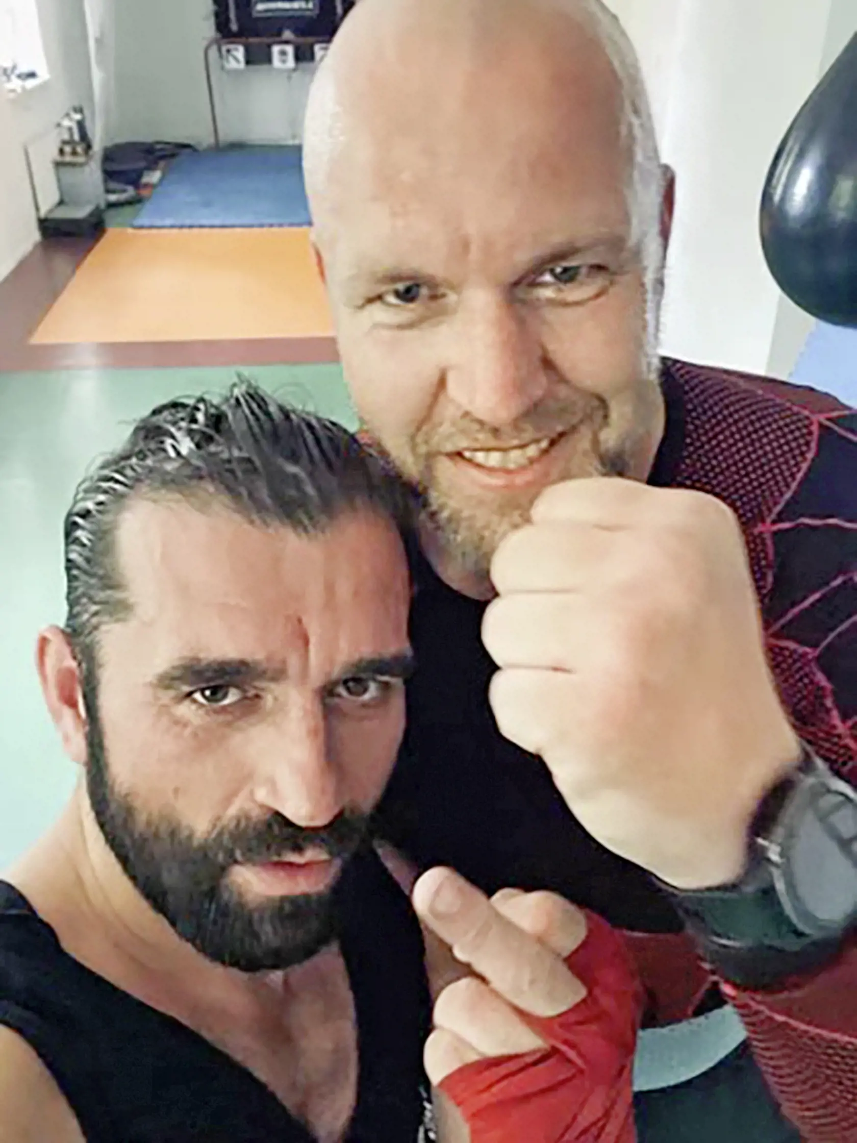 Kontakty. Ondríkov tréner Matejka, vľavo s hercom, sa s Bigasom, fotka vpravo, občas stretne. V auguste spomínali na staré časy pri fajčení cigár.
