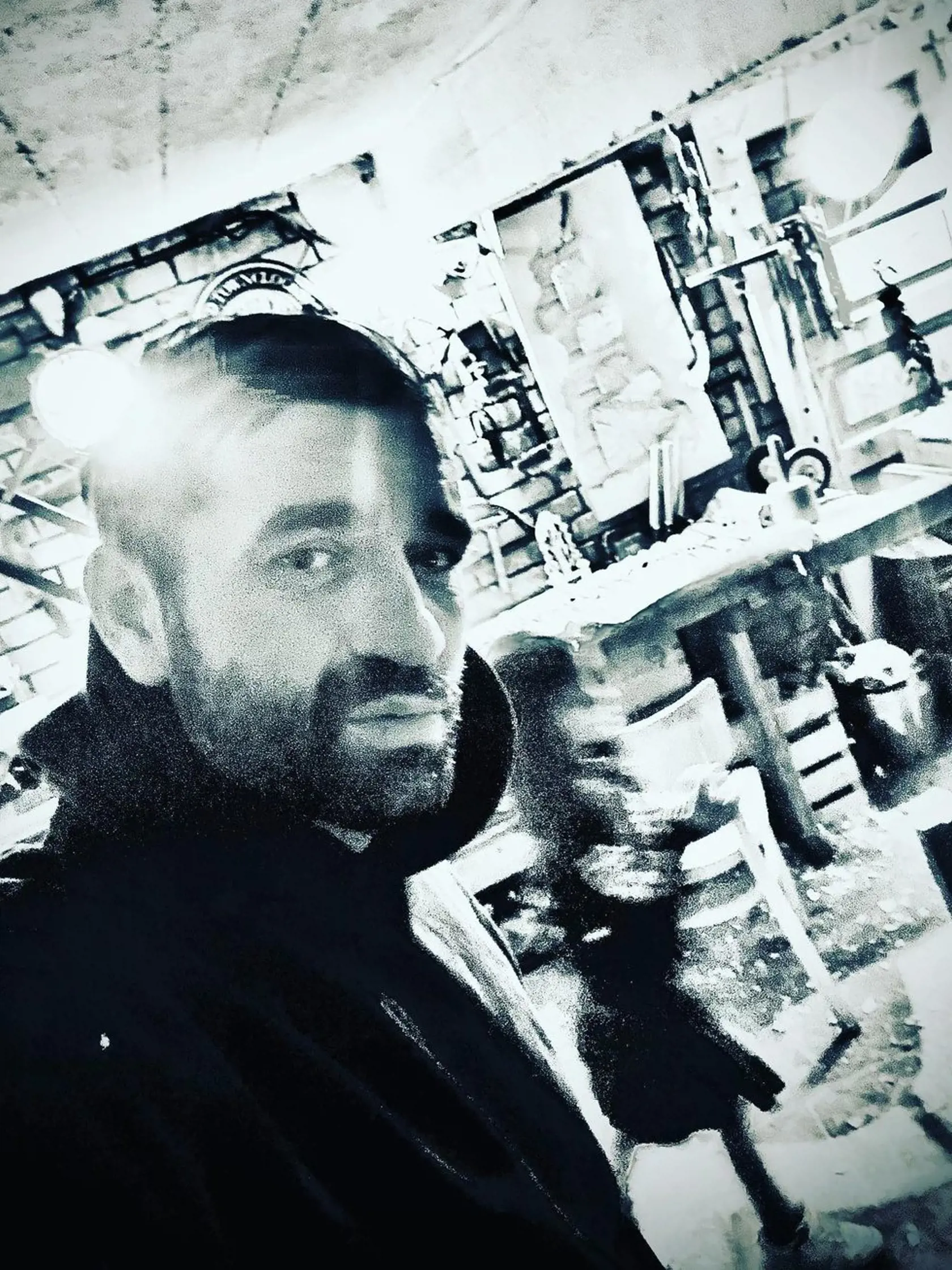 Milan vo svojej pivnici a zároveň rezbárskej dielničke