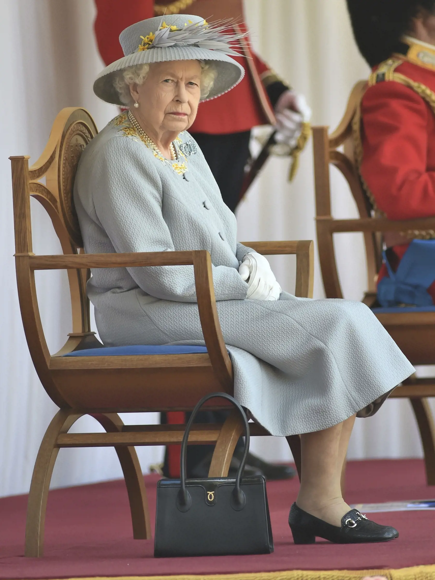 Britská kráľovná Alžbeta II. sedí počas oficiálnych osláv svojich 95. narodenín na Windsorskom hrade pri Londýne v sobotu 12. júna 2021. Oslavy mali pre pandémiu aj tentoraz obmedzený rozsah.