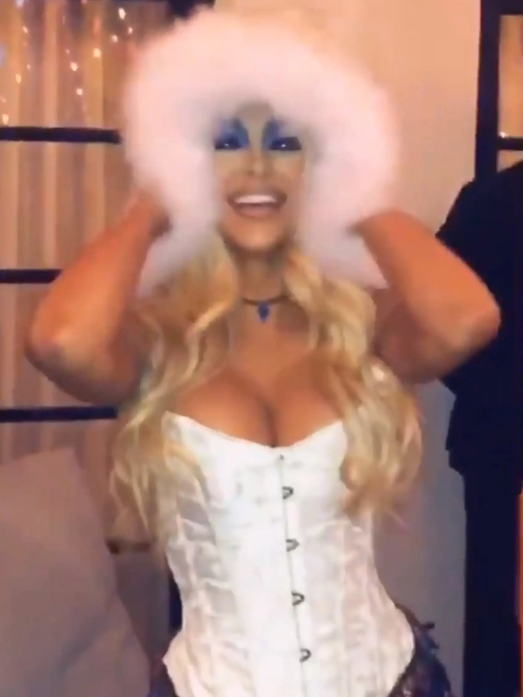 Kim Kardashian ako Pamela Anderson.