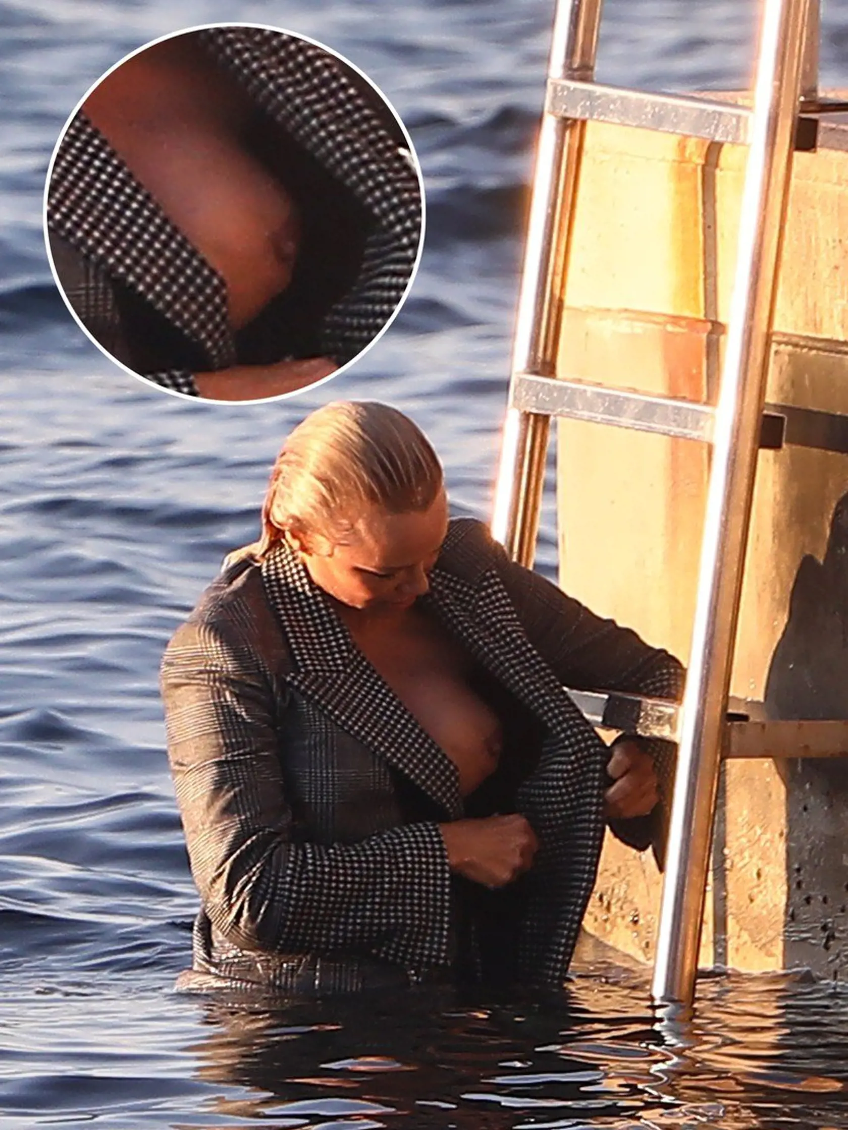 Exclusif - Prix spÃ©cial - Pamela Anderson dÃ©voile un sein lors d'une sÃ©ance photo Å• Saint-Tropez le 17 juillet 2017. Exclusive - For germany call for price - No Web - Pamela Anderson unveils a breast during a photo shoot in Saint-Tropez on July 17, 2017., Image: 342260539, License: Rights-managed, Restrictions: , Model Release: no, Credit line: Profimedia, Bestimages