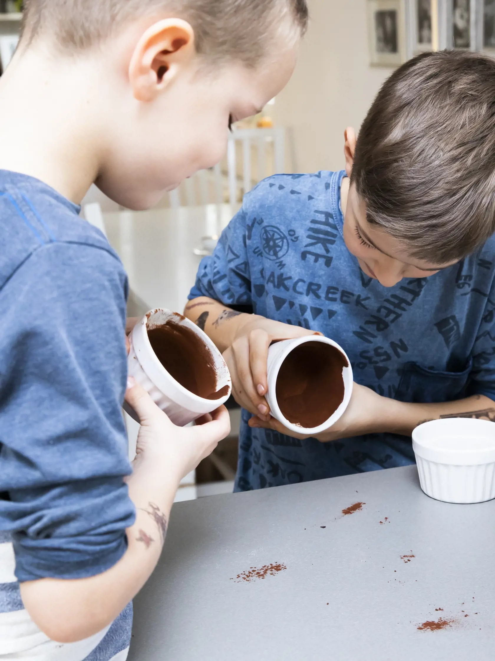 čokoládové muffiny, čokoládový lávový
koláčik, s Veronikou a jej deťmi, cukrárka Veronika Kollárová s Vilkom a Julkom, formičky vysypú kakaom

recept:
4-6 KUSOV, PRÍPRAVA 20 MINÚT, PEČENIE 12 MINÚT
1. Formičky vymažte maslom
a dajte do mrazničky.
2. 100 g masla a 120 g nasekanej
kvalitnej čokolády so štipkou soli
dajte roztopiť nad paru. Miešajte, kým
sa maslo s čokoládou nespoja, potom
odstavte a nechajte trocha vychladnúť.
3. V druhej miske
vyšľahajte 3 vajcia
so 100 g cukru do peny
4. K vajci